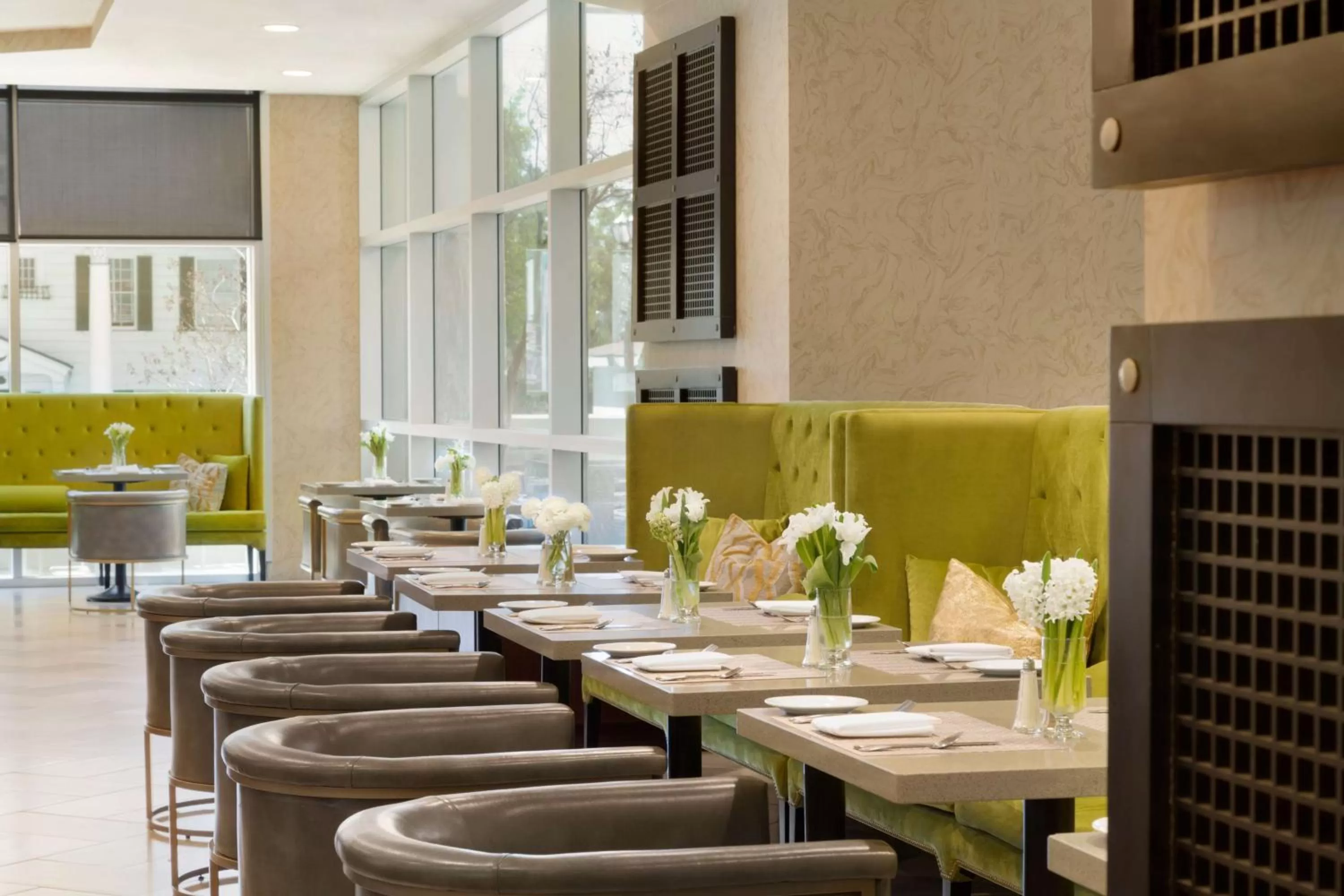 Restaurant/places to eat in Embassy Suites Los Angeles Glendale