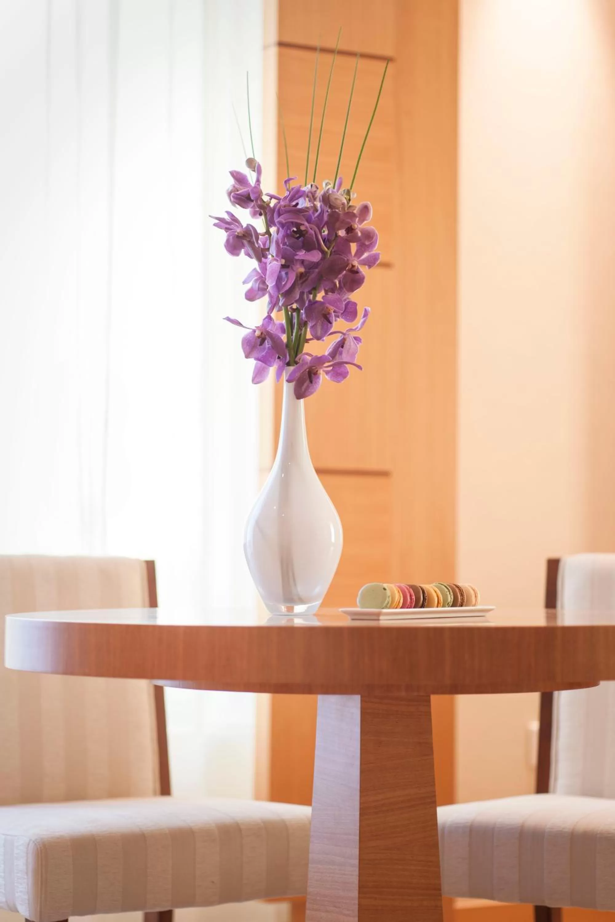 Living room in Carlton Downtown Hotel