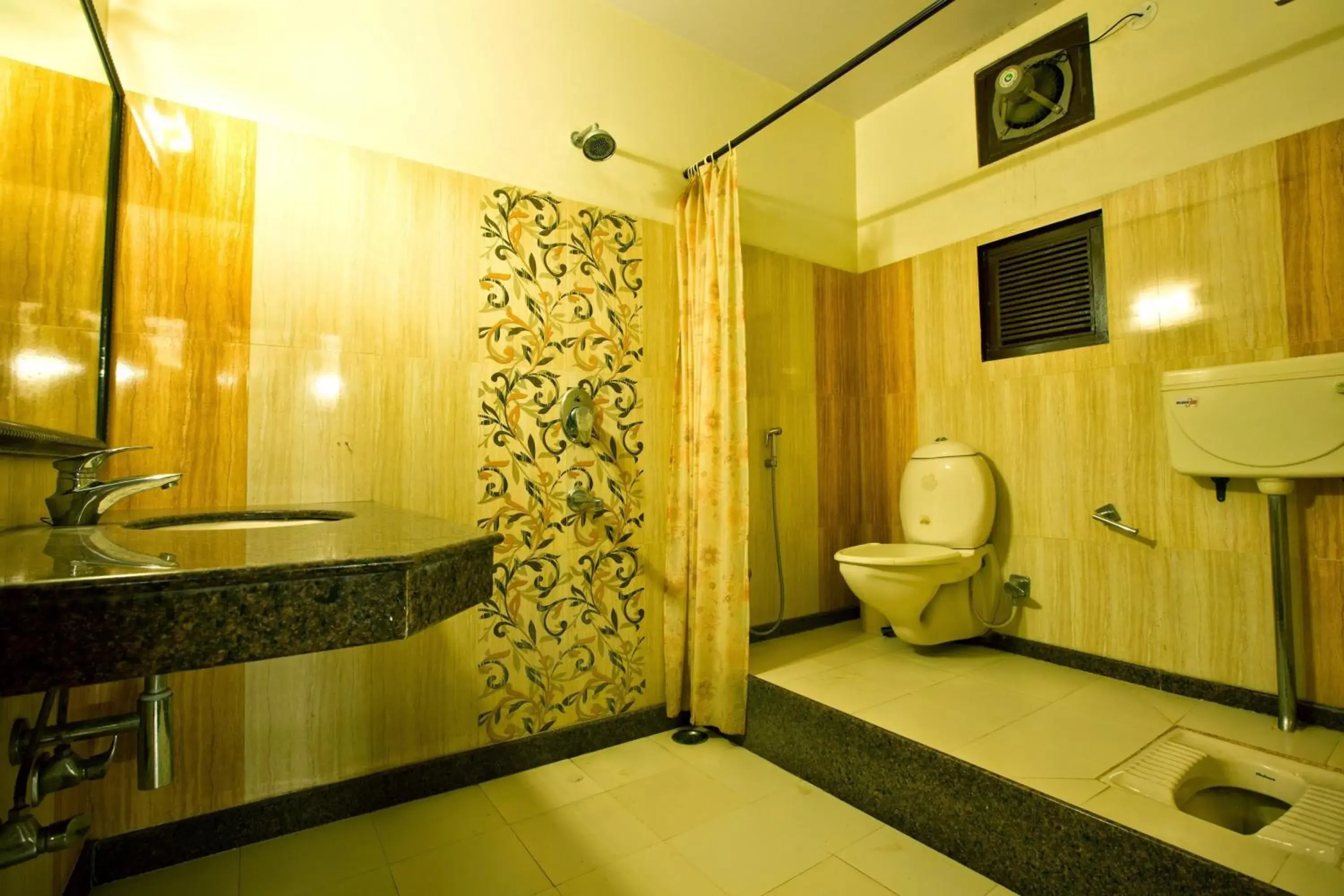 Shower, Bathroom in Hotel Kalyan