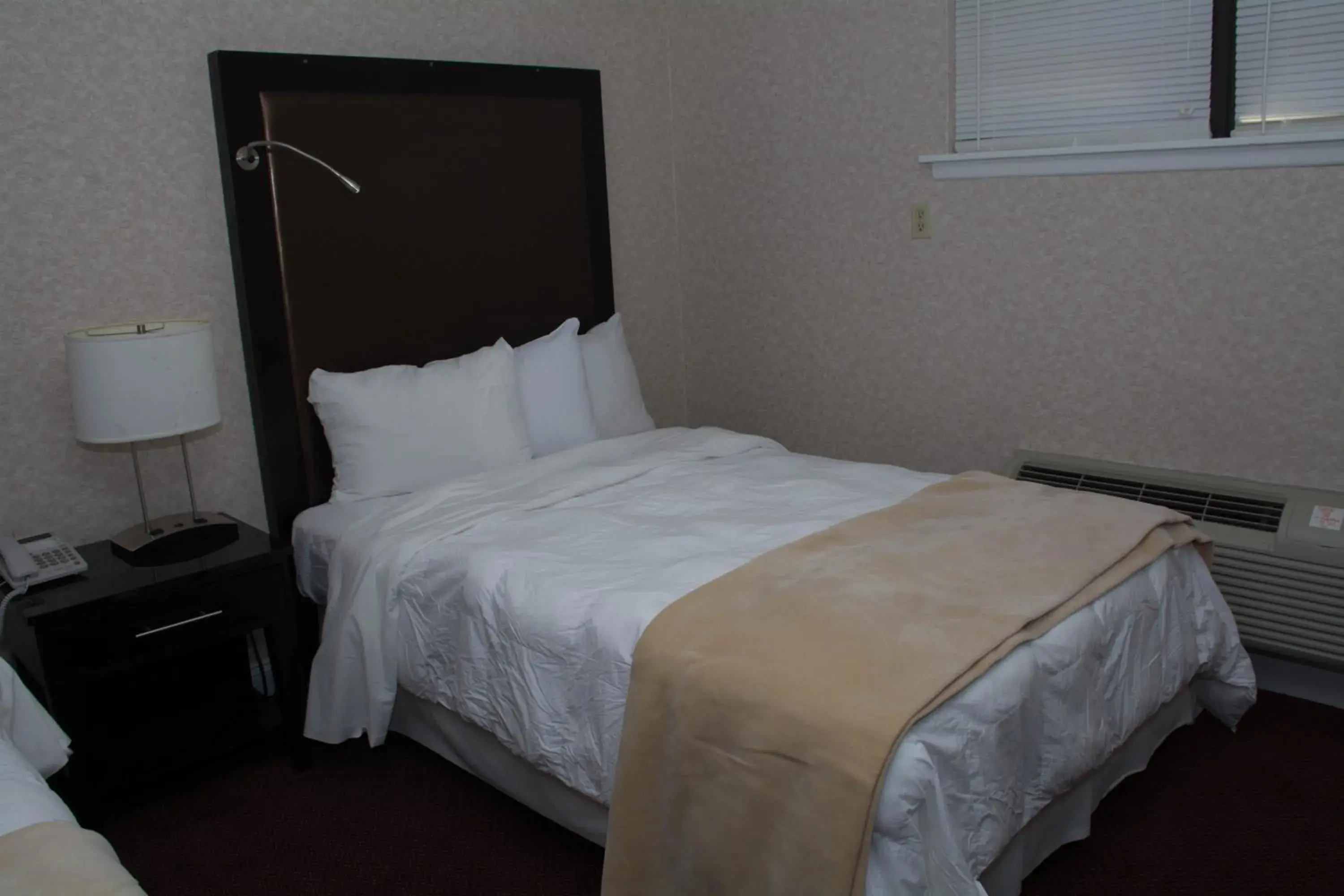 Bed in Atlantic Inn and Suites - Wall Township