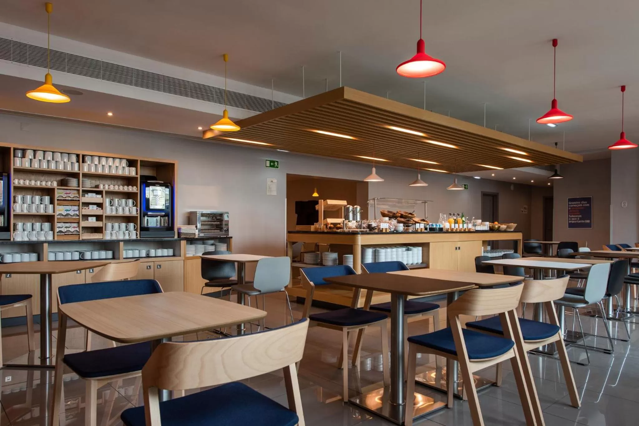 Restaurant/places to eat in Holiday Inn Express Lisbon Airport by IHG