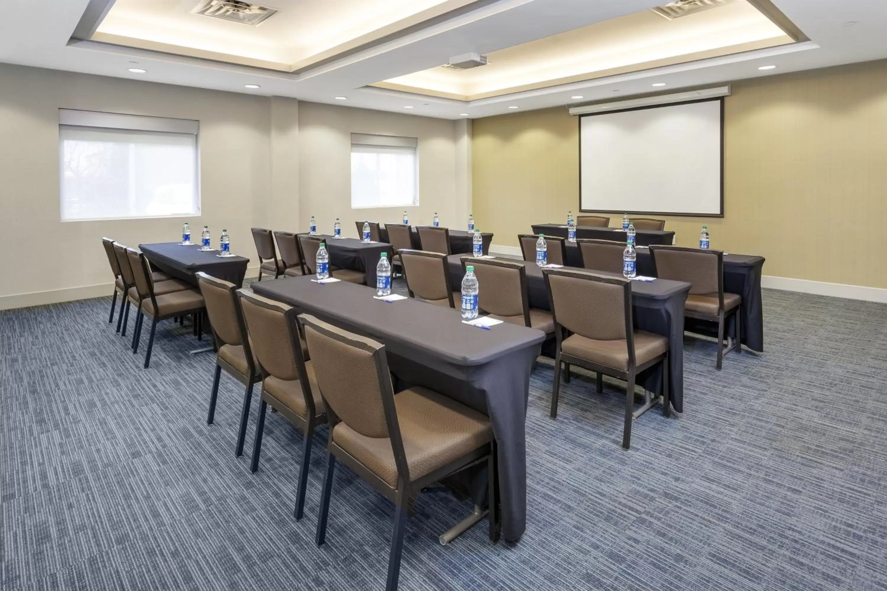 Meeting/conference room in Holiday Inn Express Hotel & Suites East End, an IHG Hotel