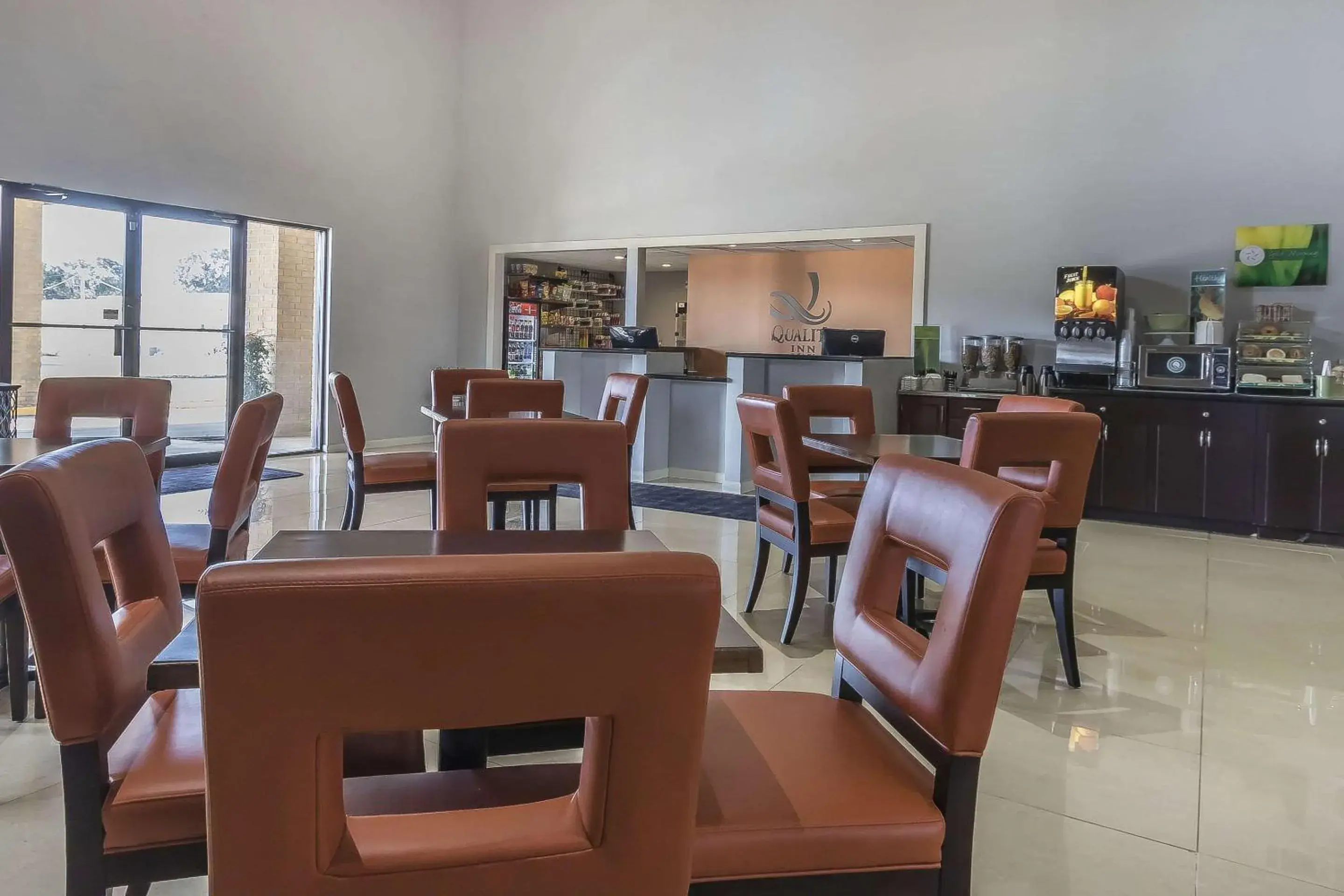 Lobby or reception, Restaurant/Places to Eat in Quality Inn & Suites Stuttgart North