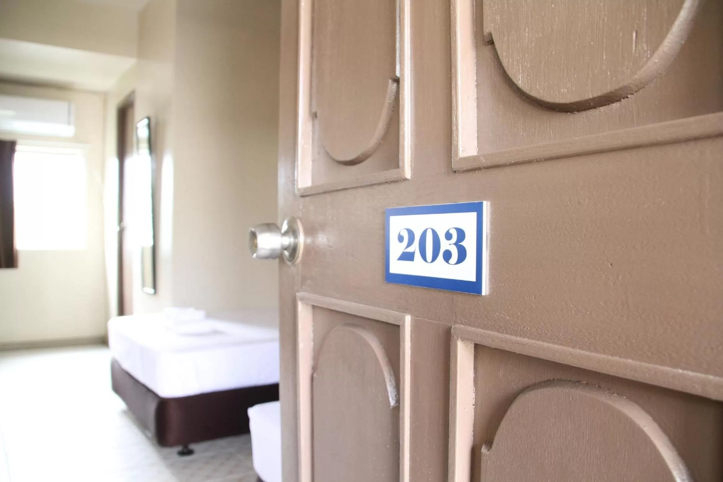 Photo of the whole room, Bed in DW Motel