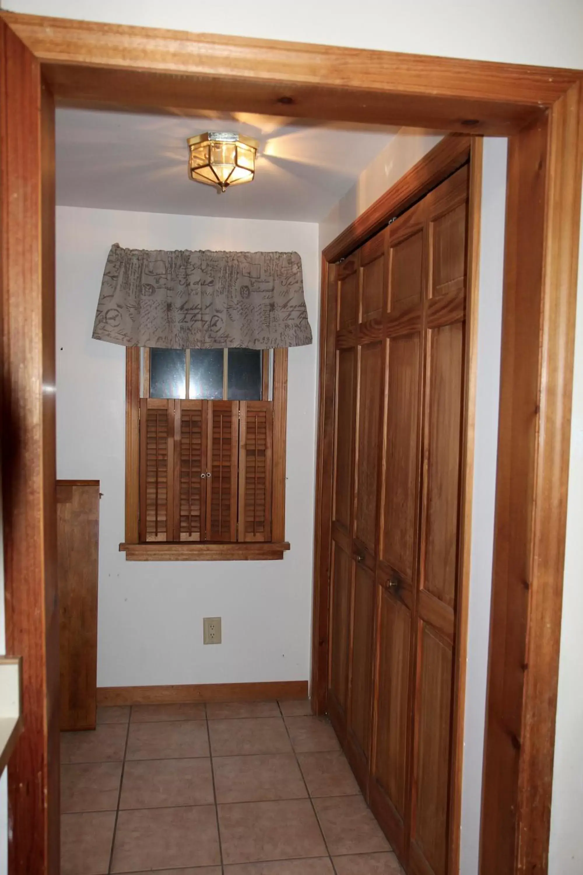 storage, TV/Entertainment Center in Sara Placid Inn & Suites