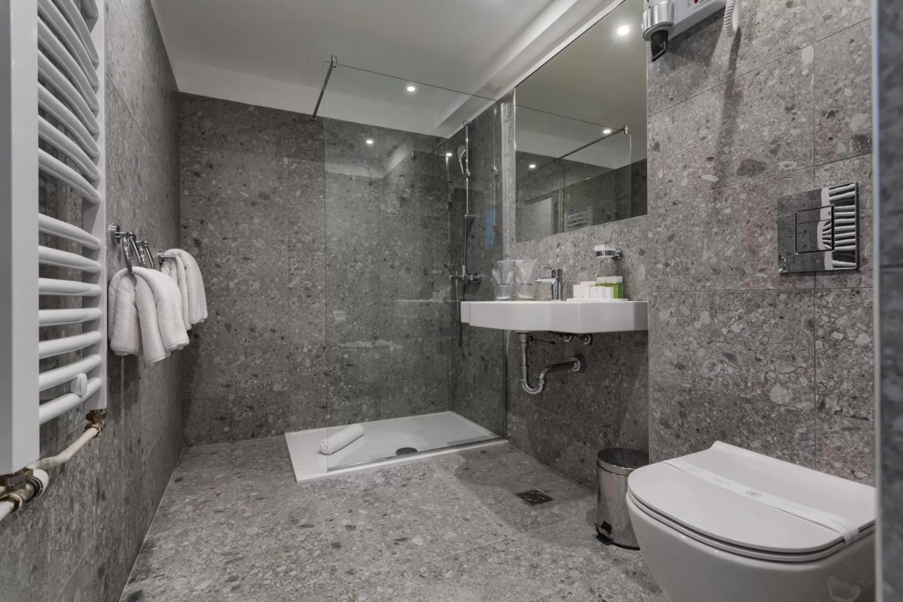 Shower, Bathroom in Hotel Palisad