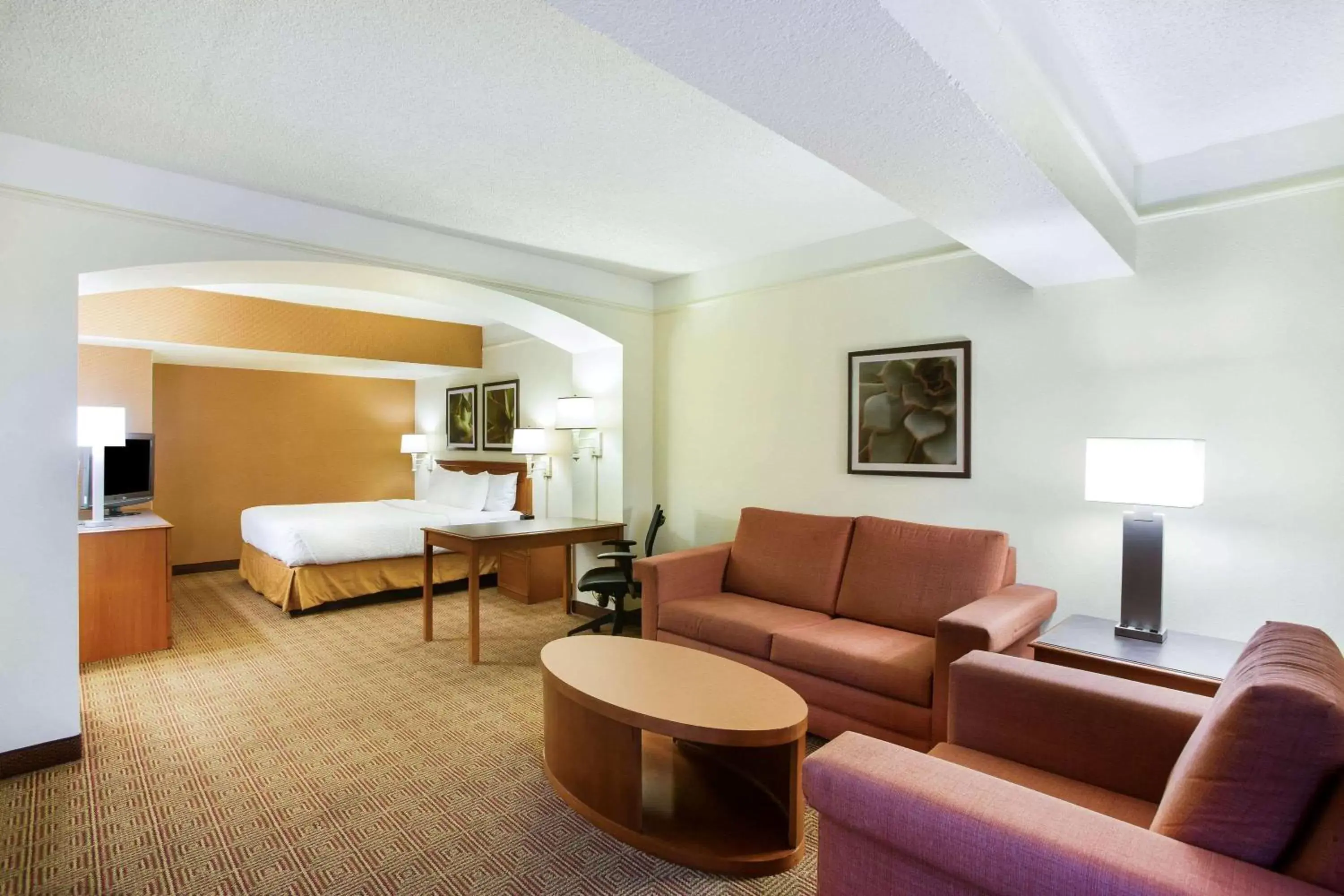 Photo of the whole room, Seating Area in La Quinta Inn by Wyndham Austin Capitol / Downtown