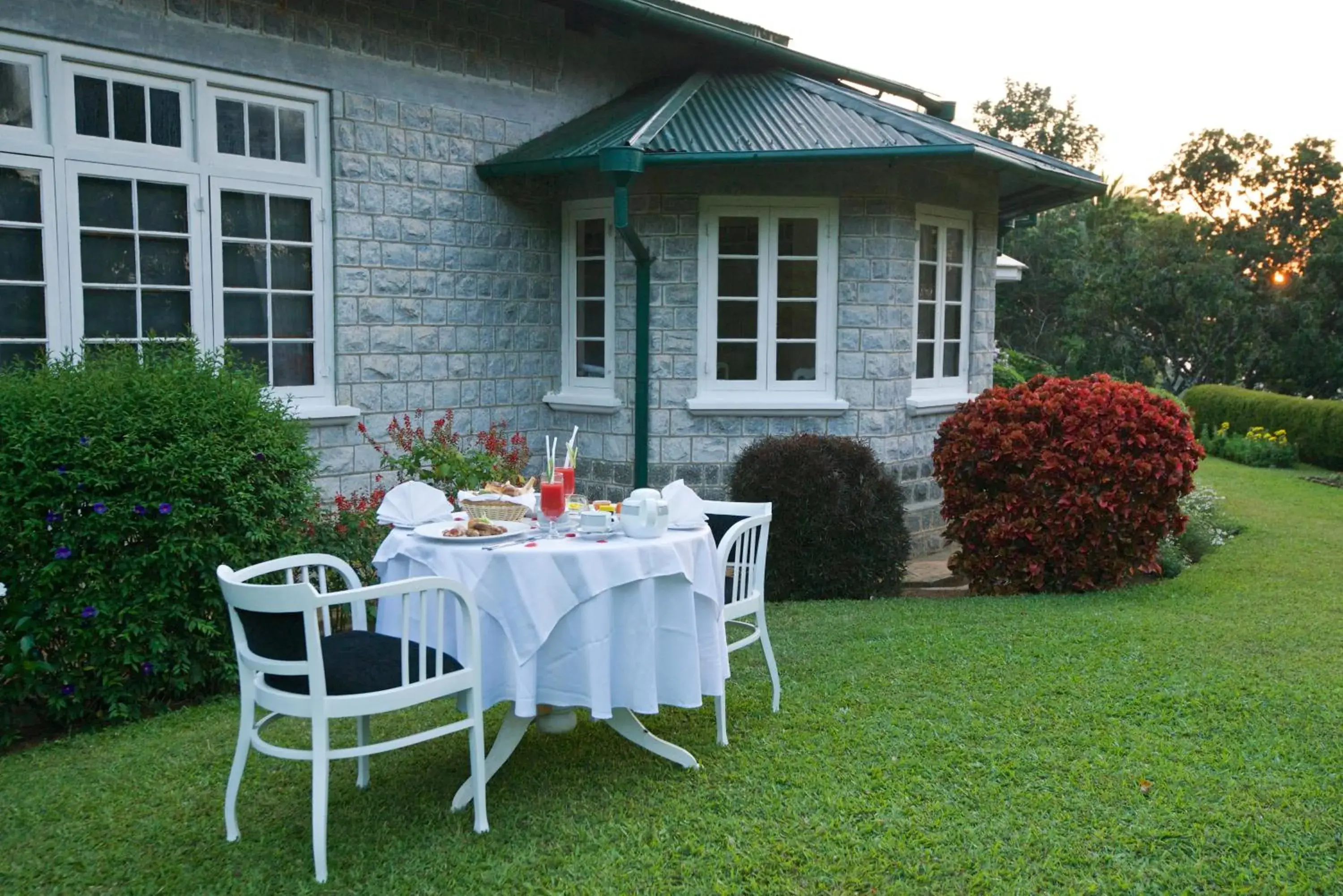 Restaurant/places to eat in Mountbatten Bungalow