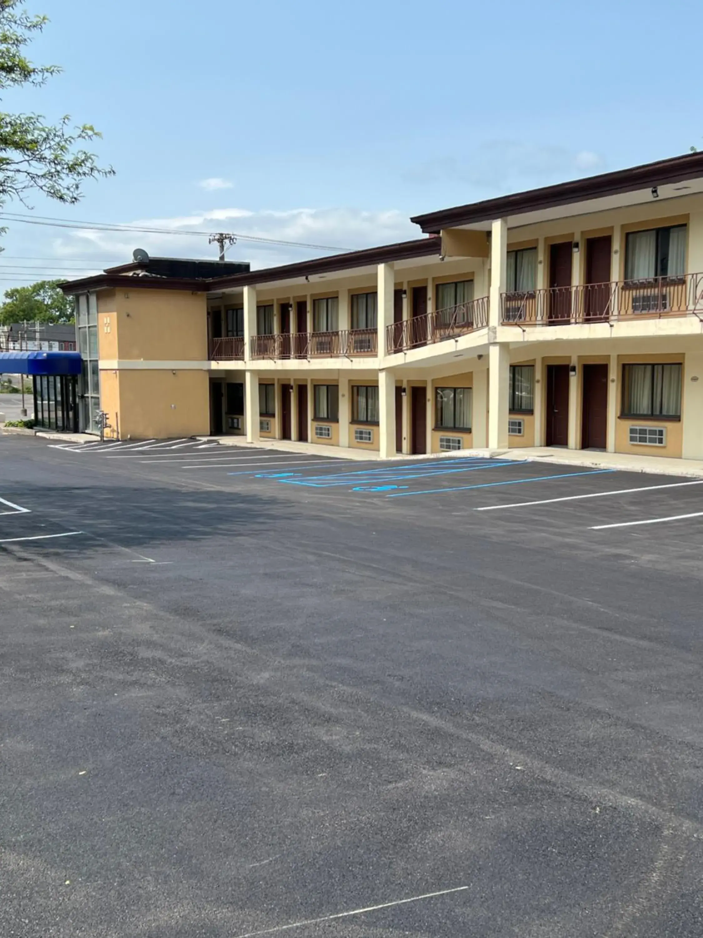 Property Building in Executive Inn Schenectady Downtown