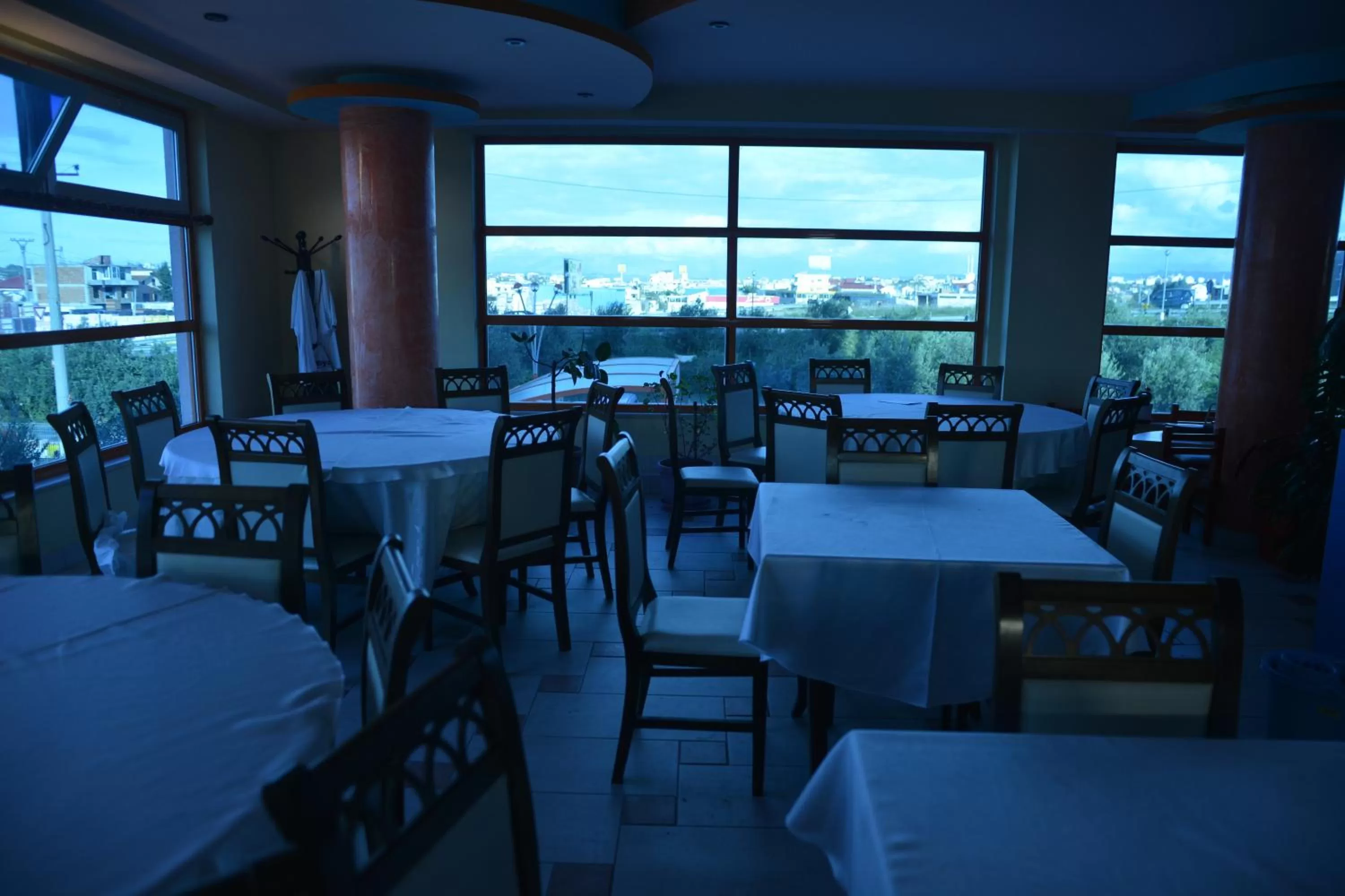 Restaurant/Places to Eat in Royal gaz Hotel