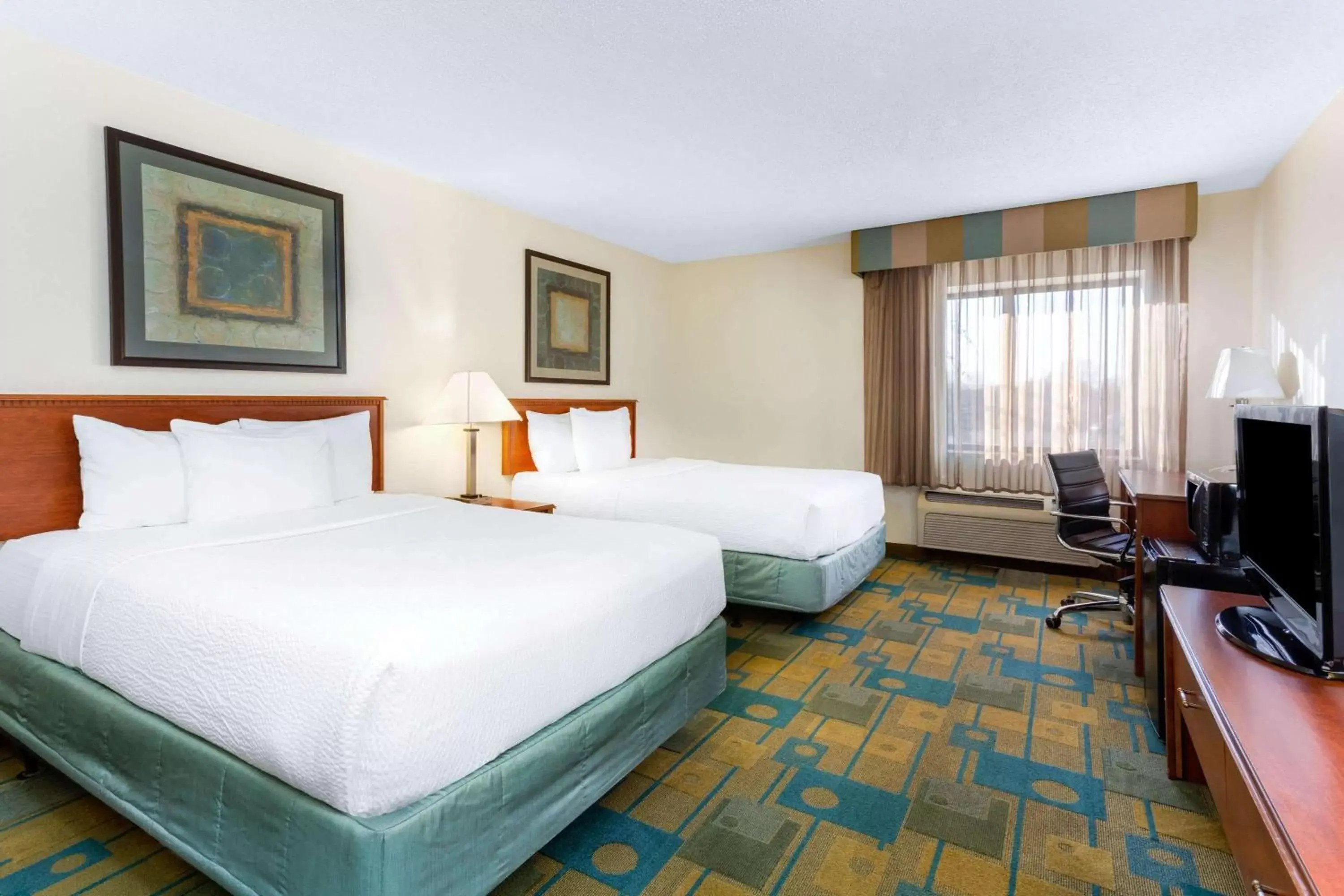 Photo of the whole room, Bed in La Quinta Inn by Wyndham Chicago Willowbrook