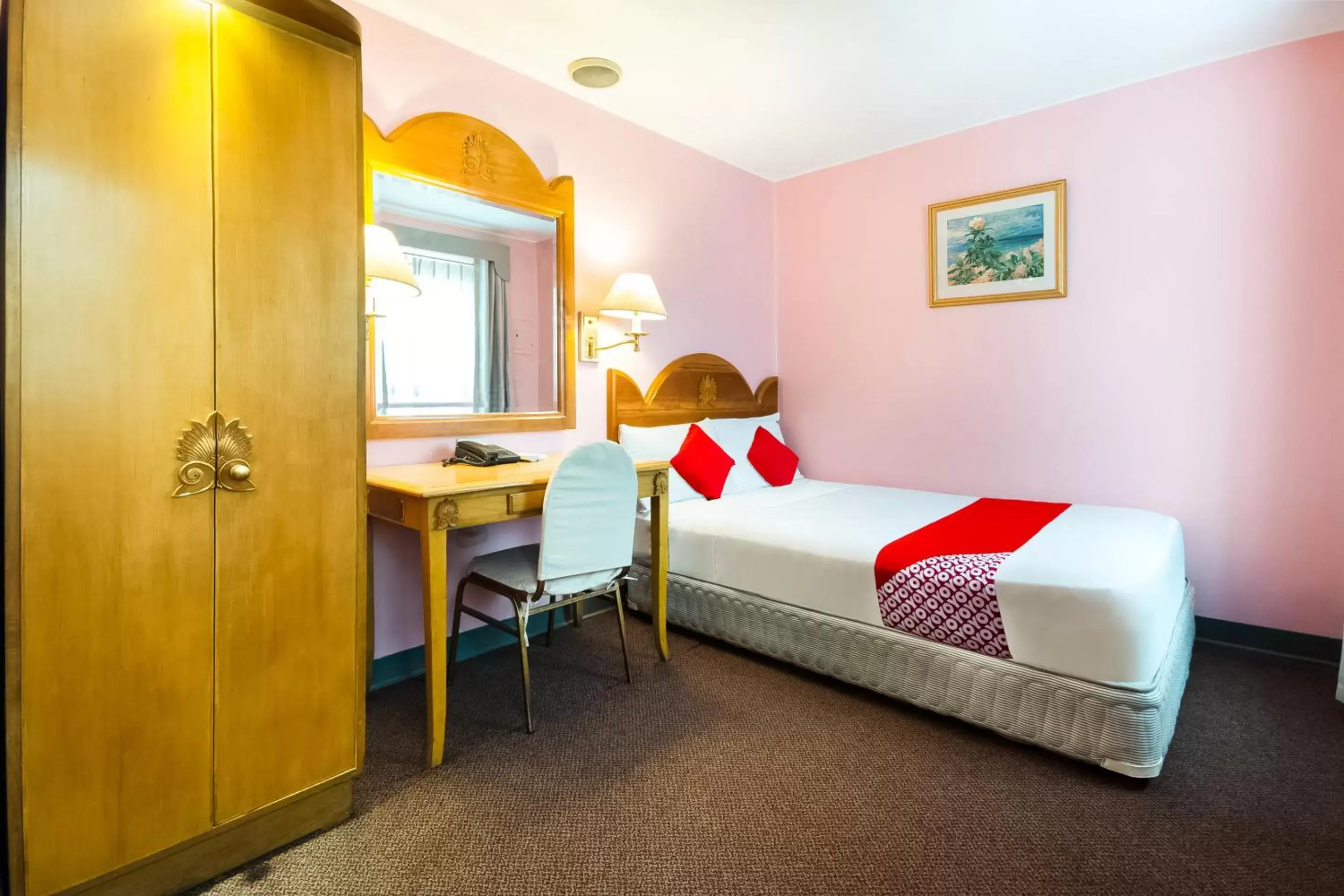Bedroom, Bed in OYO 227 Palladium Suites Hotel