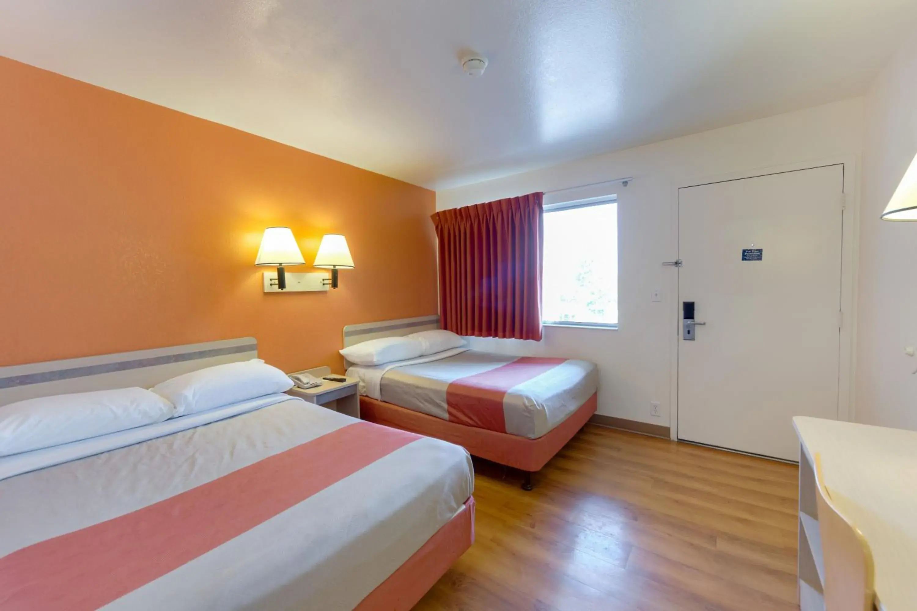 Bedroom, Bed in Motel 6 Weed, CA - Mount Shasta
