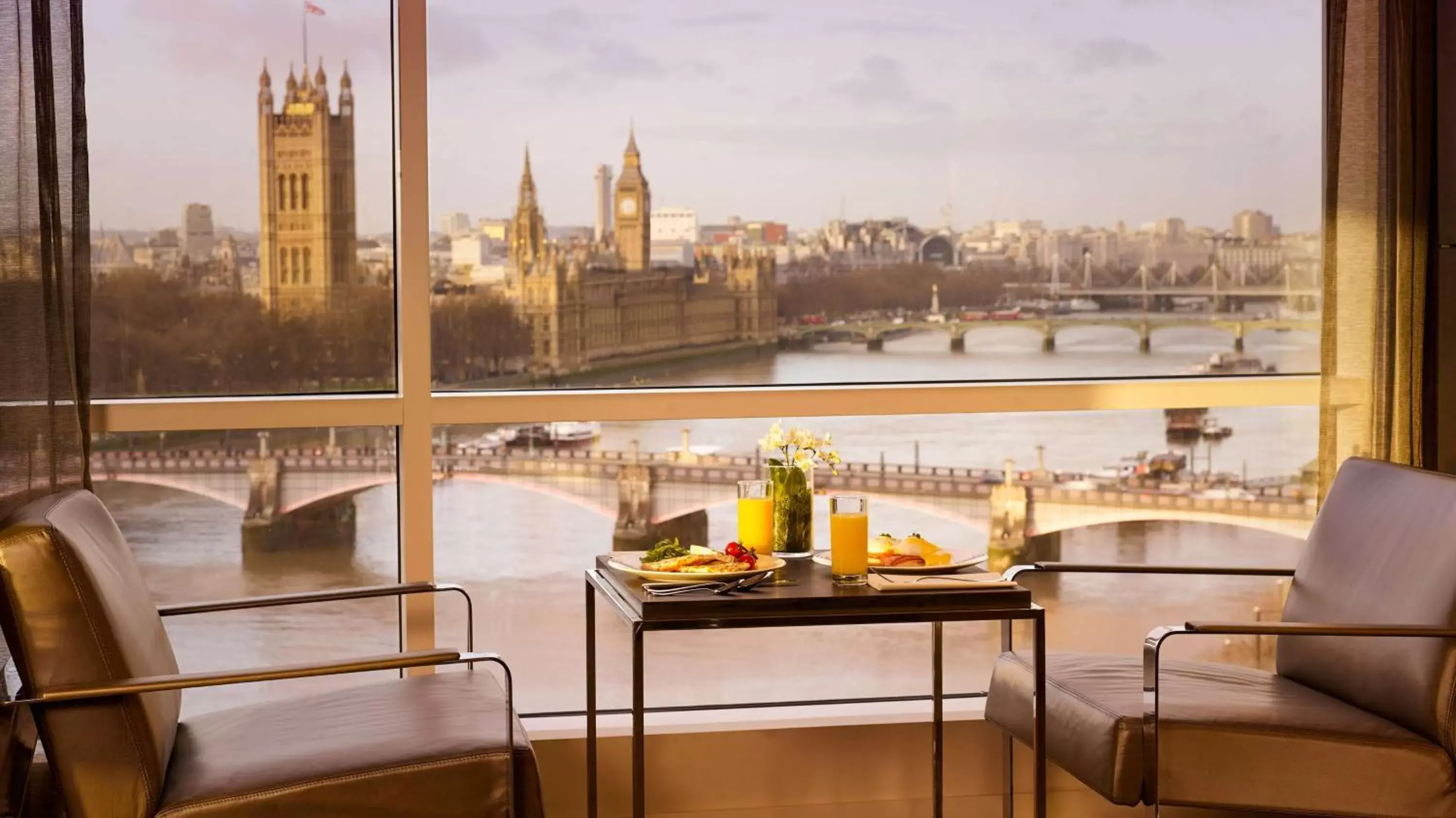 Lounge or bar in Park Plaza London Riverbank