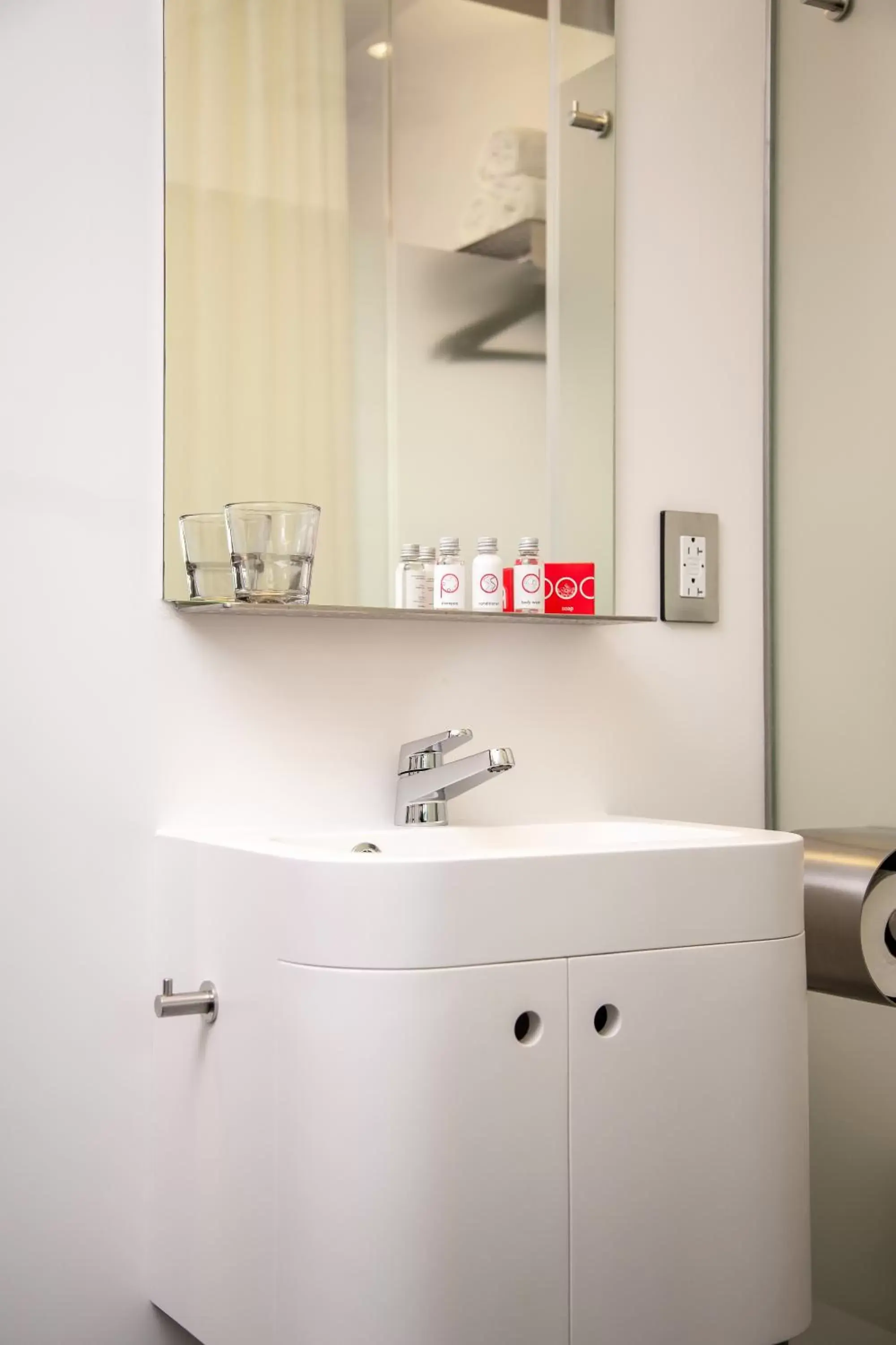 Bathroom in Pod Brooklyn Bathroom in Pod Brooklyn