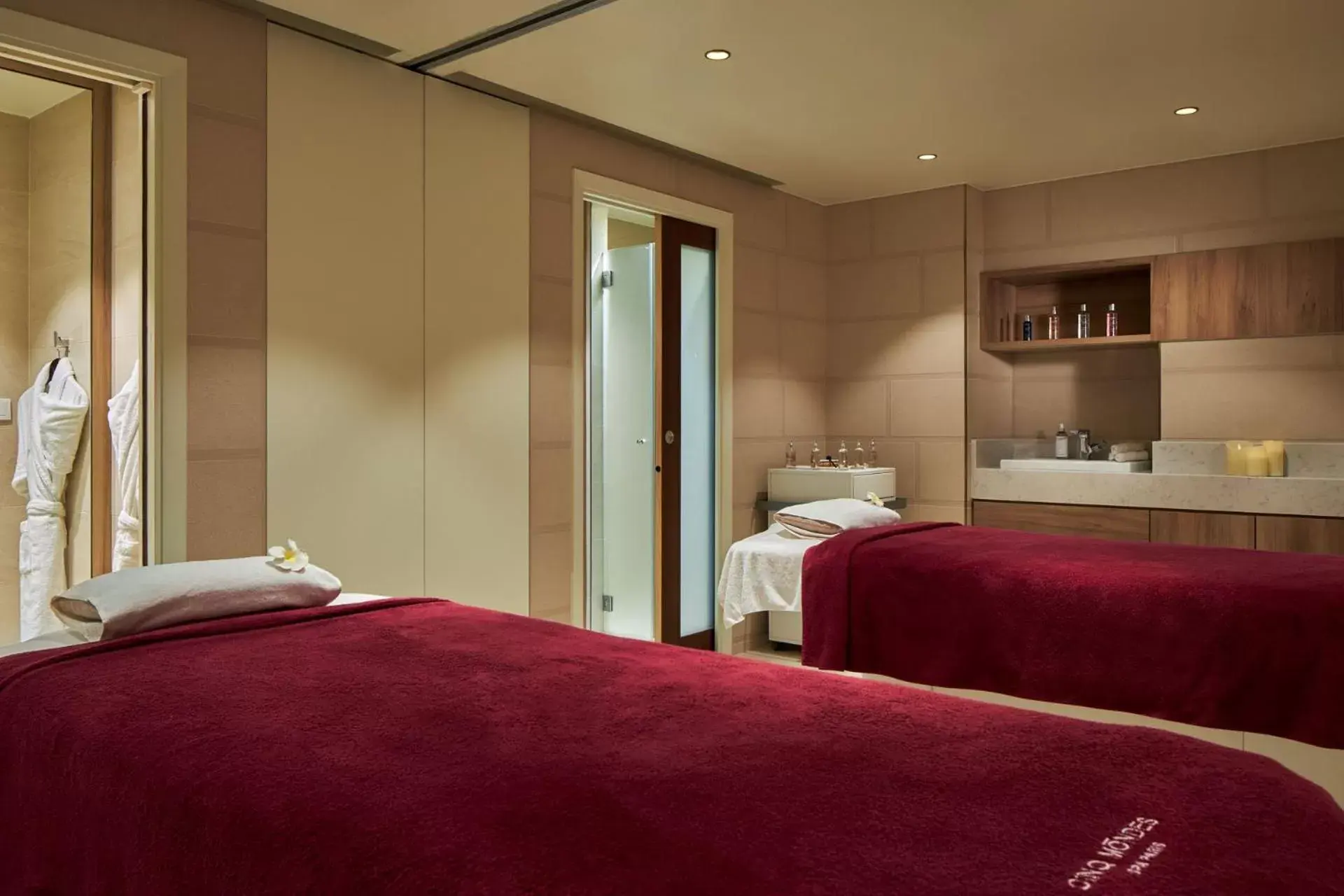 Massage, Bed in Maison Albar Hotels Le Pont-Neuf