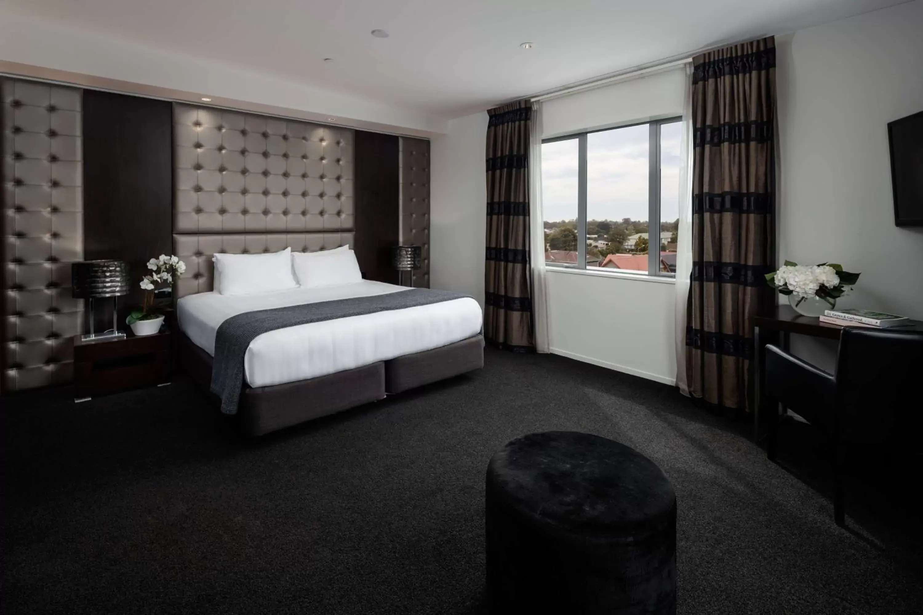 Photo of the whole room, Bed in Rydges Latimer Christchurch