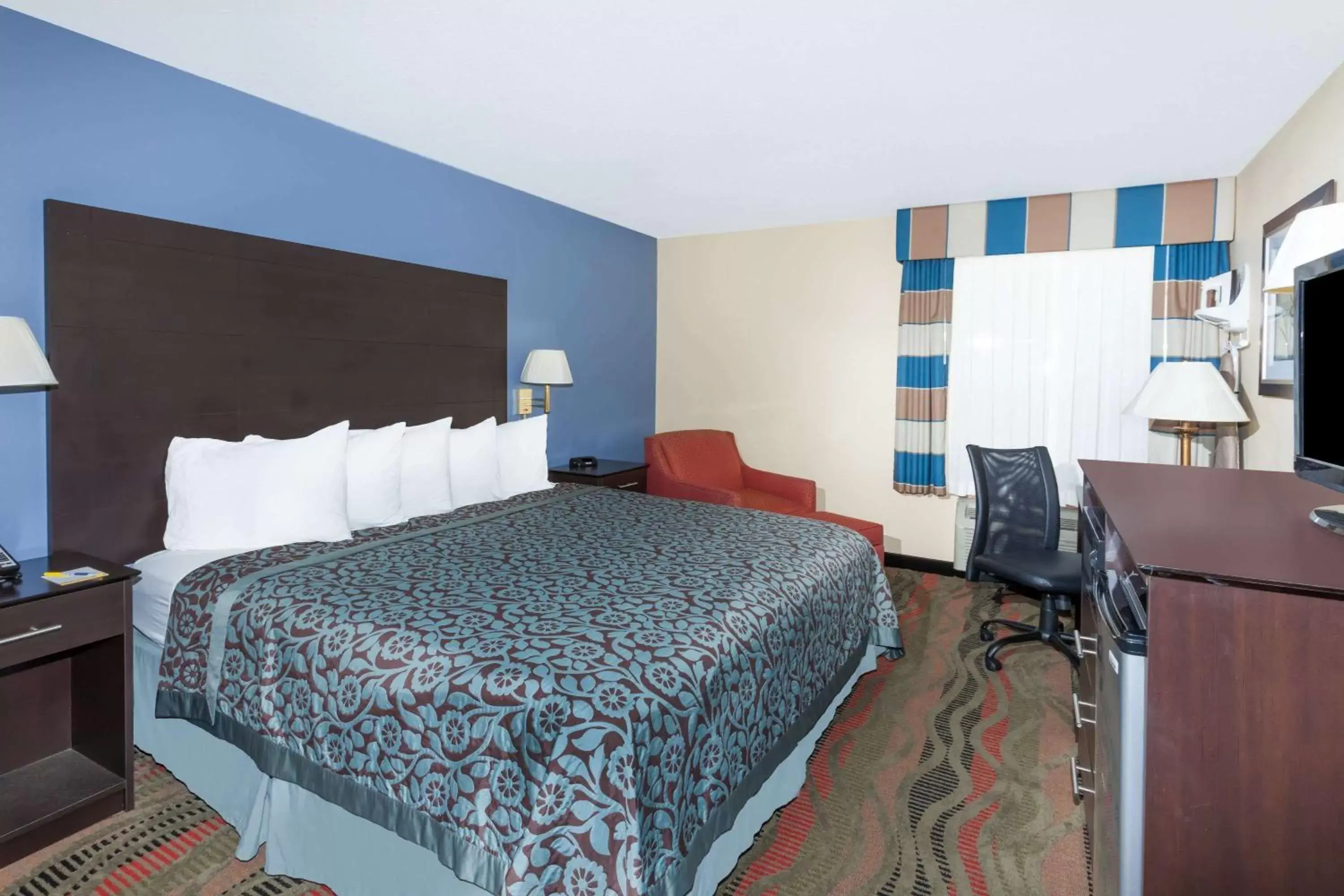 Photo of the whole room, Bed in Days Inn by Wyndham Springfield