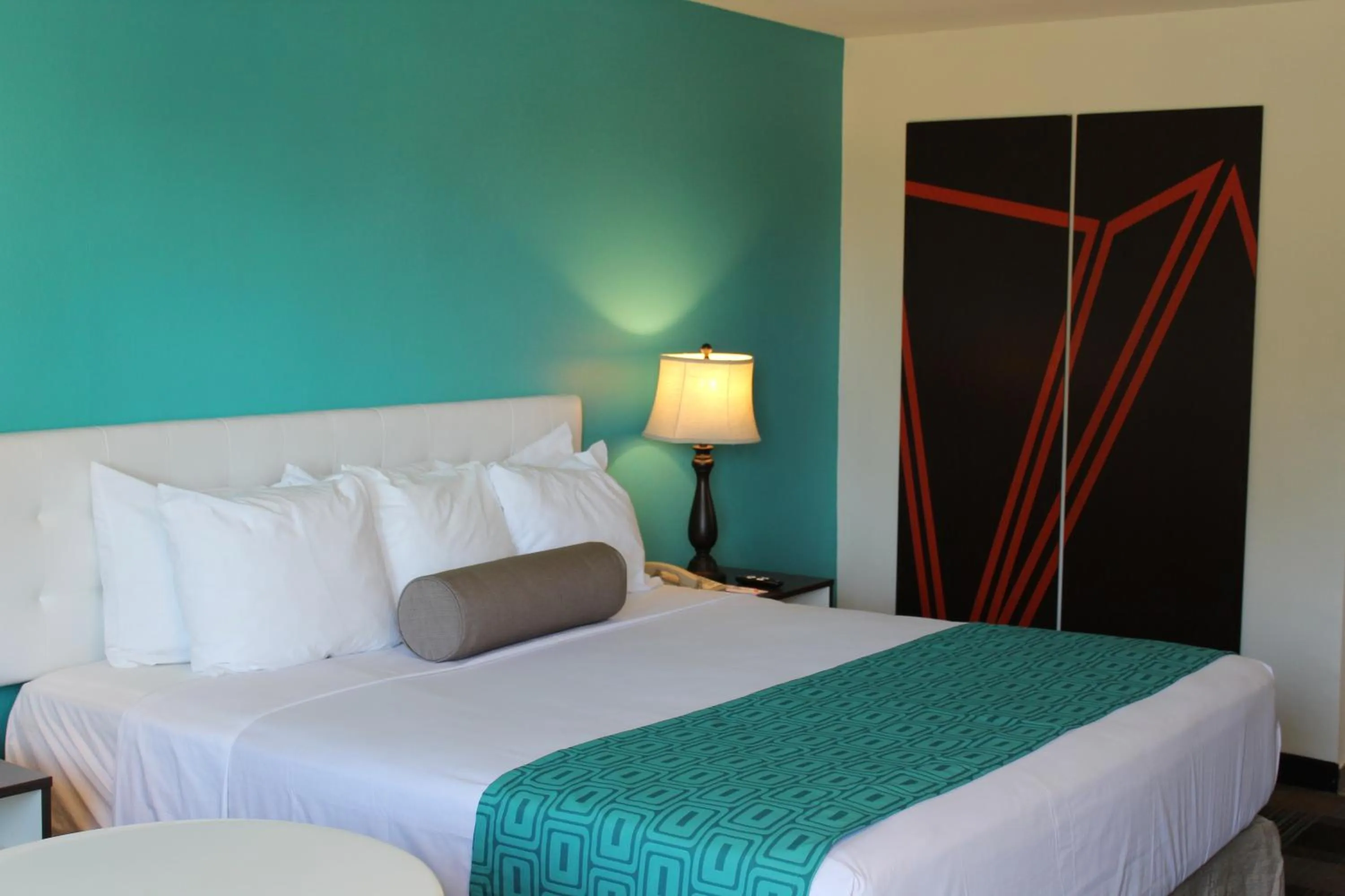 Property building, Bed in Howard Johnson by Wyndham San Diego Hotel Circle