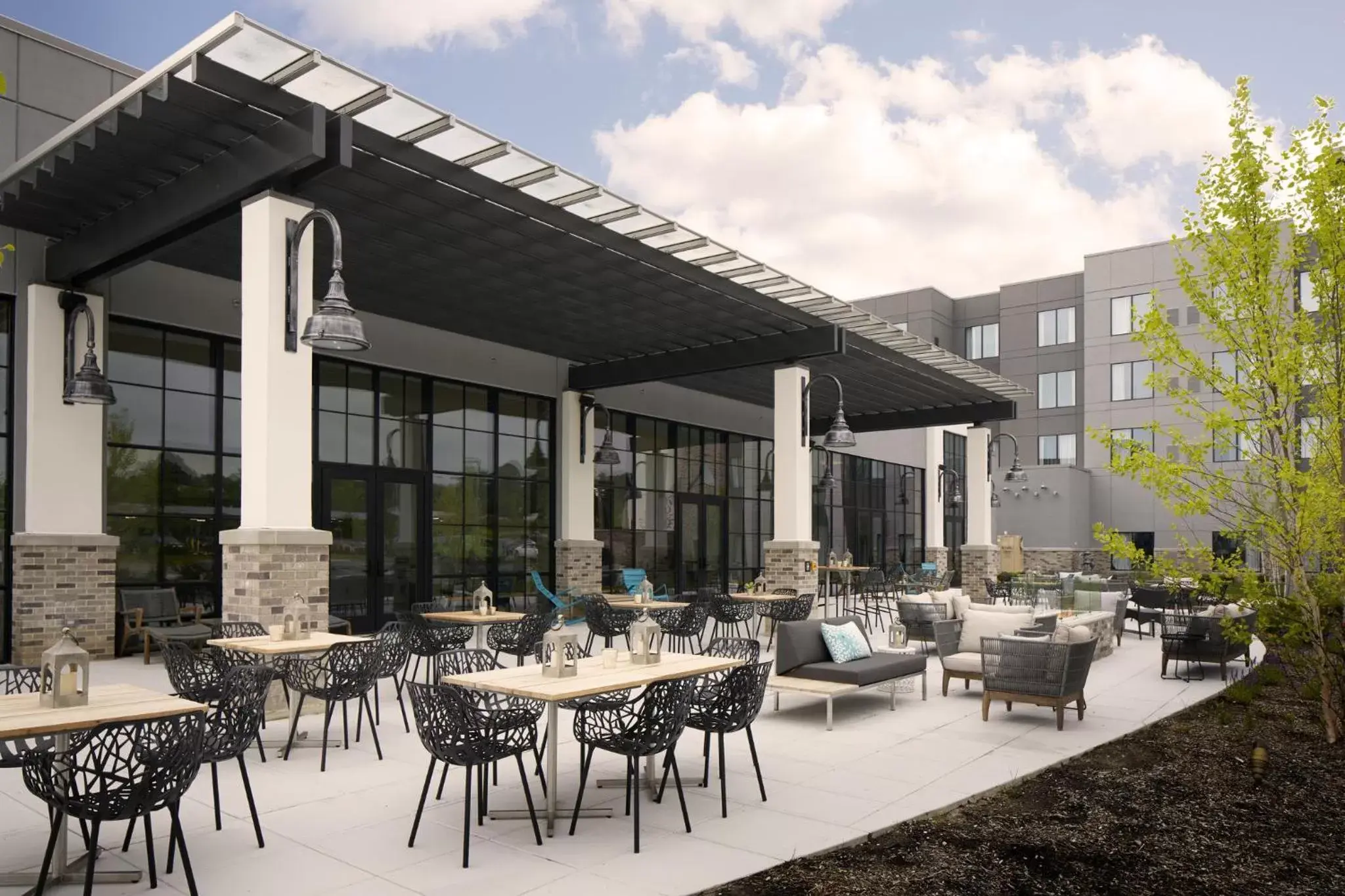 Balcony/Terrace, Restaurant/Places to Eat in Archer Hotel Florham Park