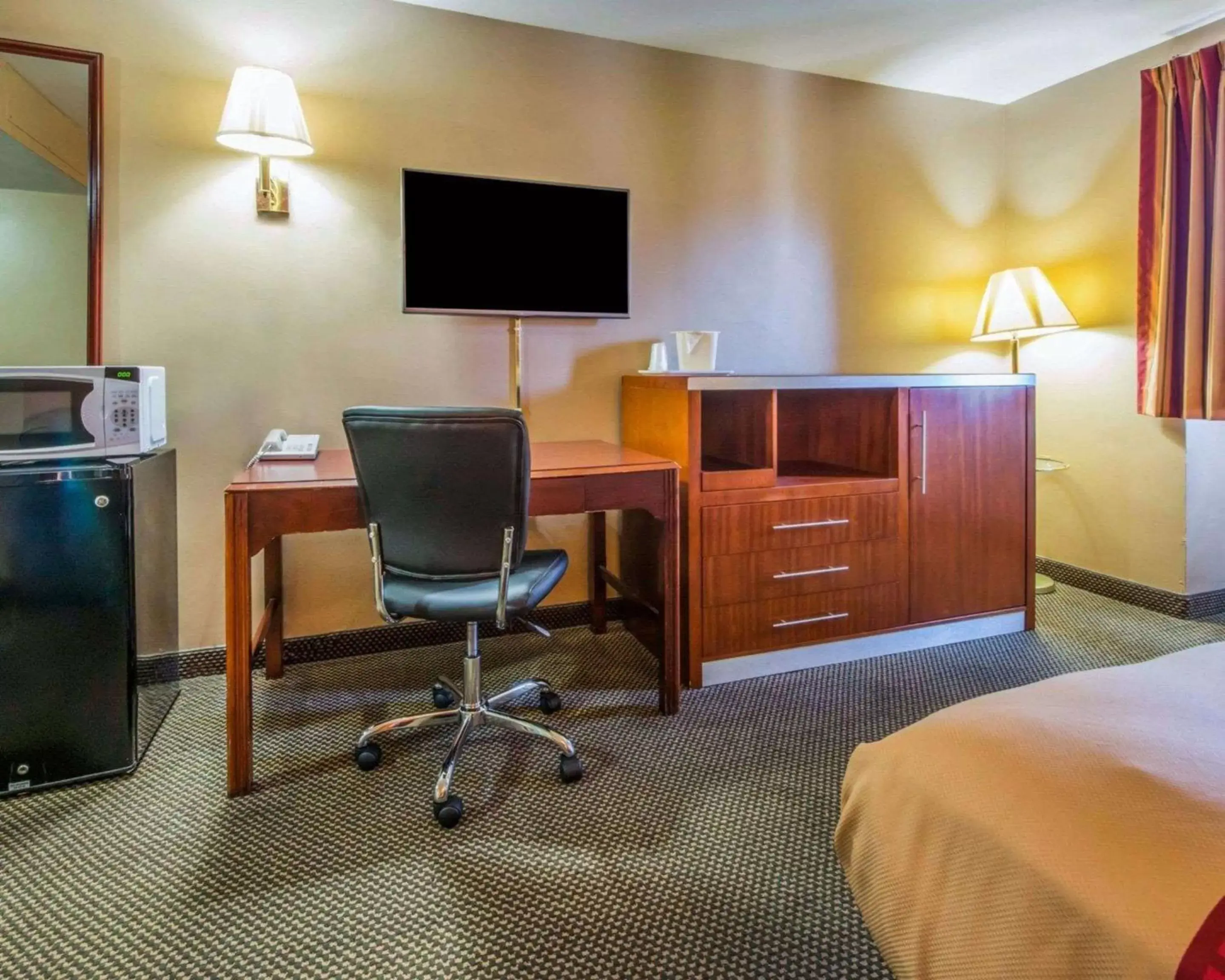 Photo of the whole room, TV/Entertainment Center in Econo Lodge Hermitage