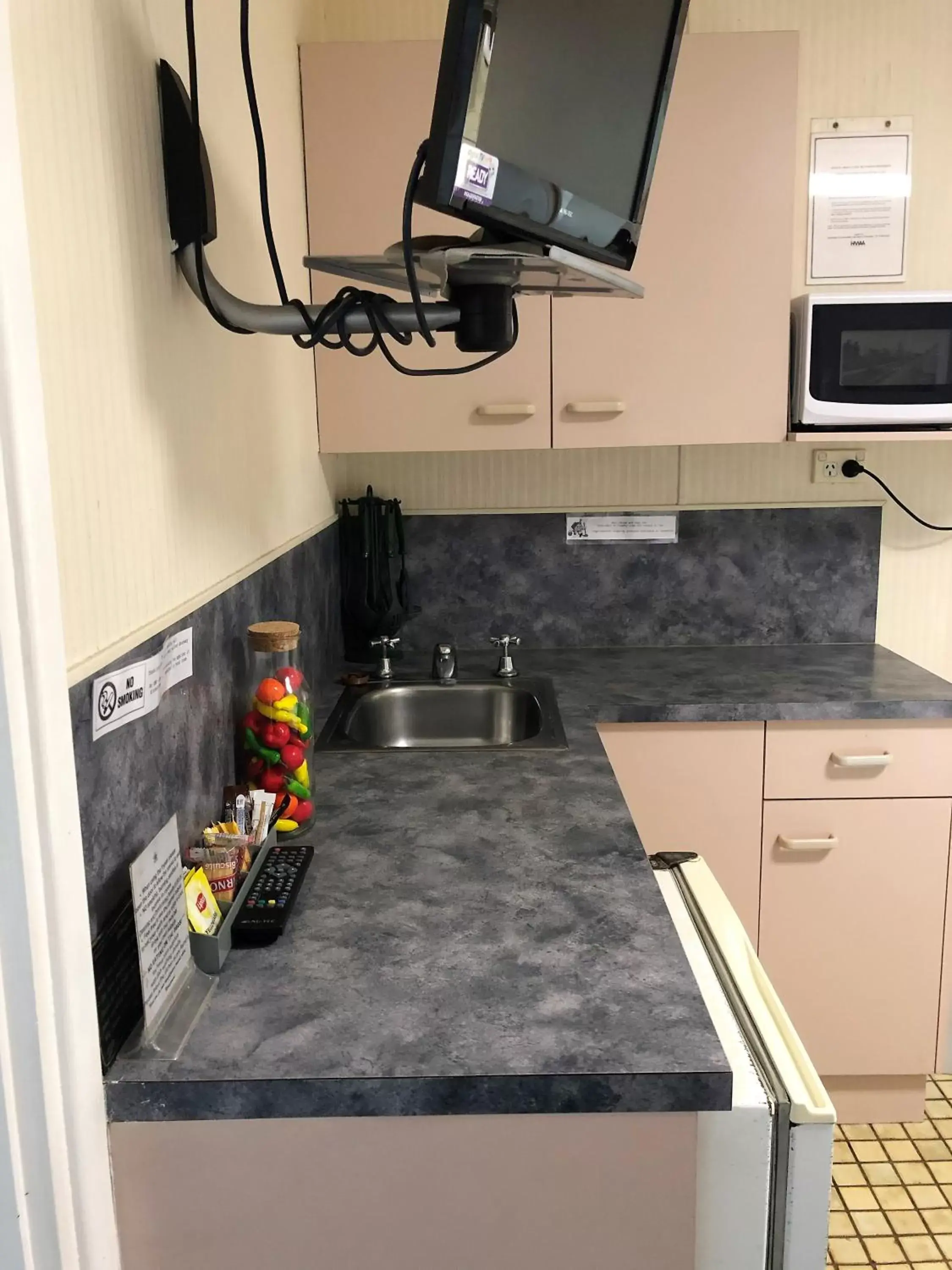 Kitchen or kitchenette, Kitchen/Kitchenette in Bundaberg Coral Villa Motor Inn