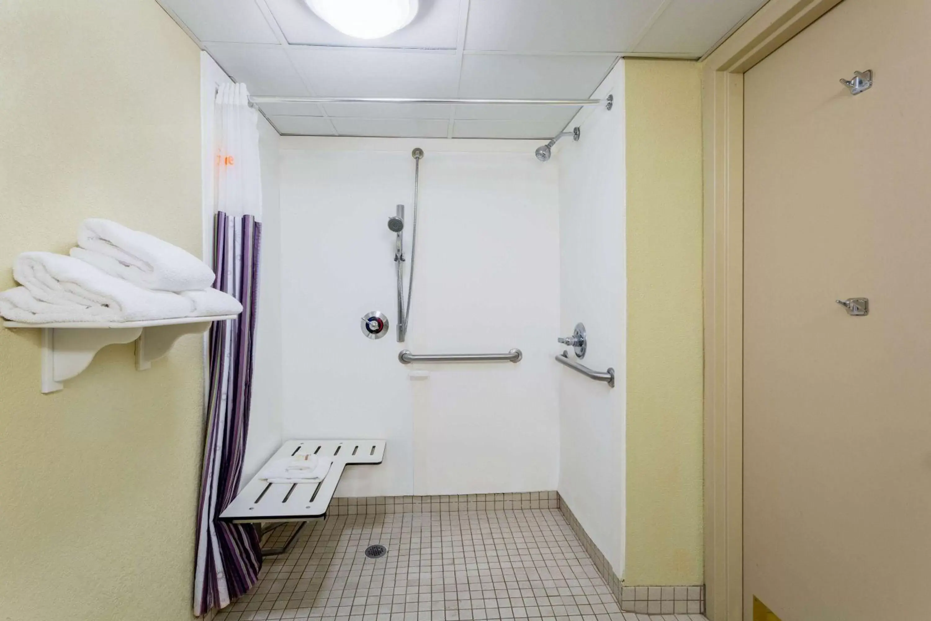 Shower, Bathroom in La Quinta by Wyndham Charlotte Airport North
