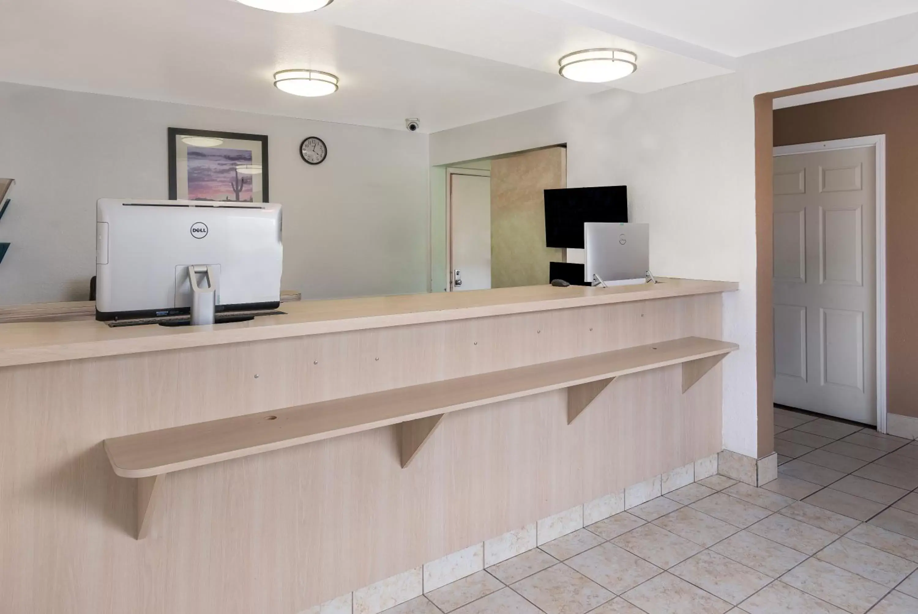 Lobby or reception, Kitchen/Kitchenette in Knights Inn Grand Rapids East Airport