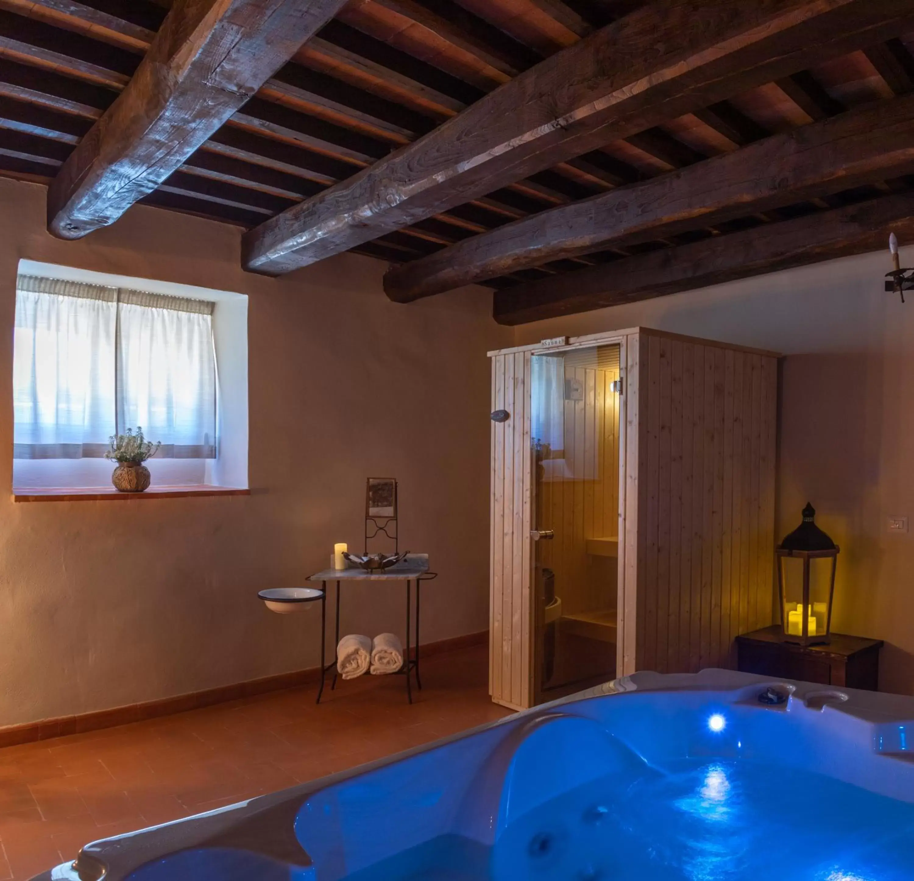 Hot Tub, Swimming Pool in Borgo Petroro