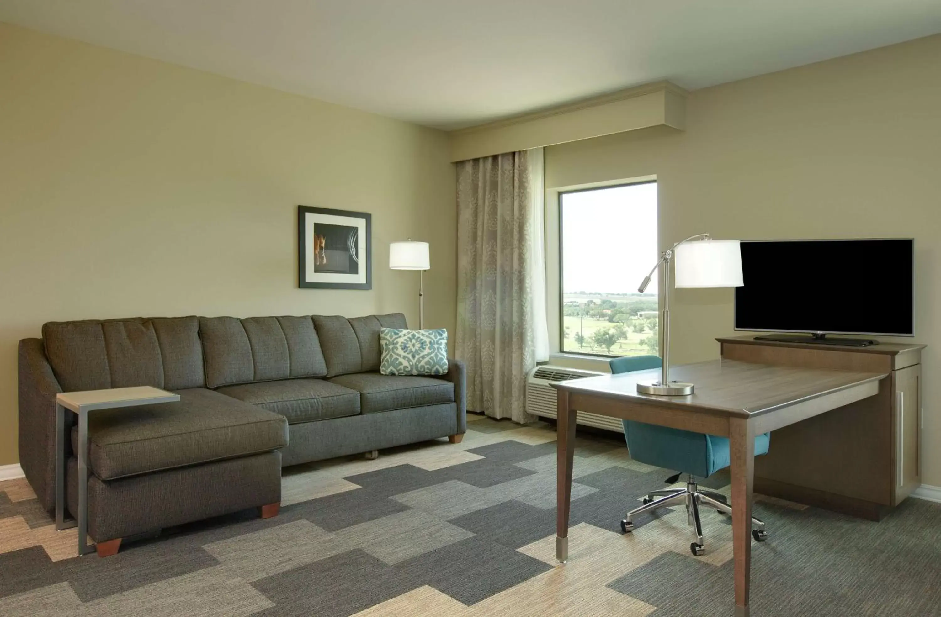 Living room, TV/Entertainment Center in Hampton Inn and Suites Snyder