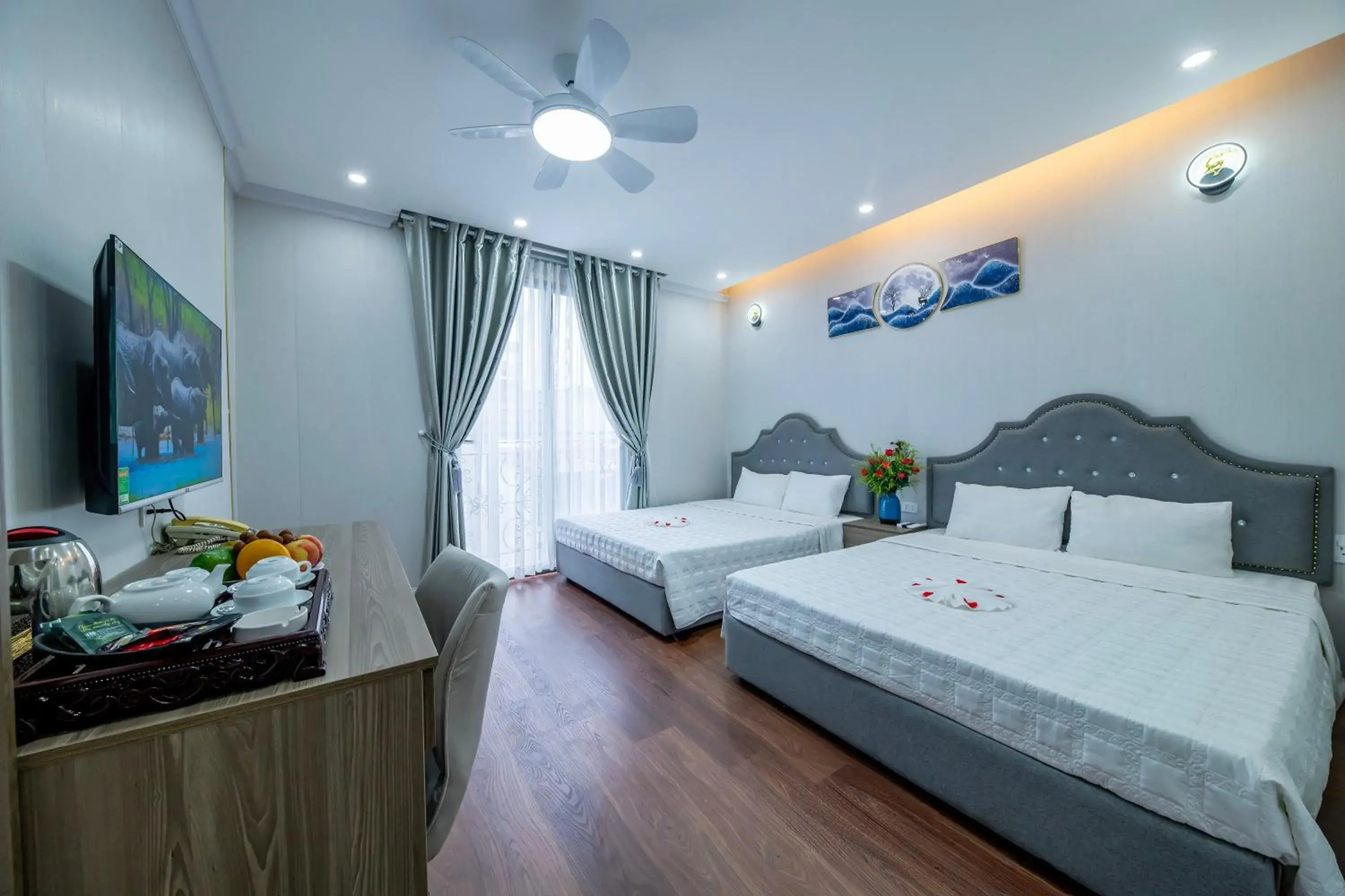 Photo of the whole room in Hanoi City Guest House