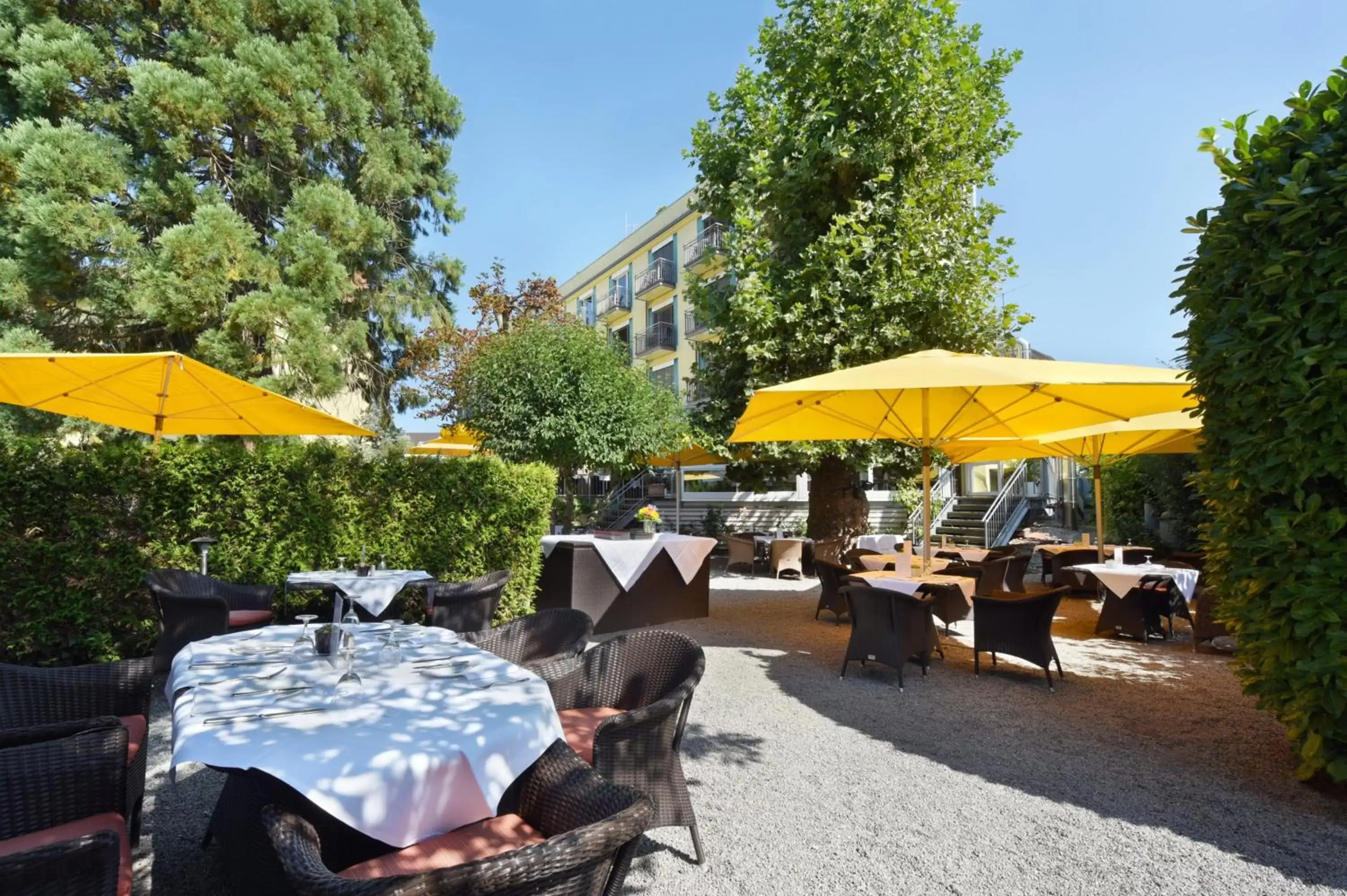 Garden, Restaurant/Places to Eat in Hotel Hirschen in Freiburg-Lehen