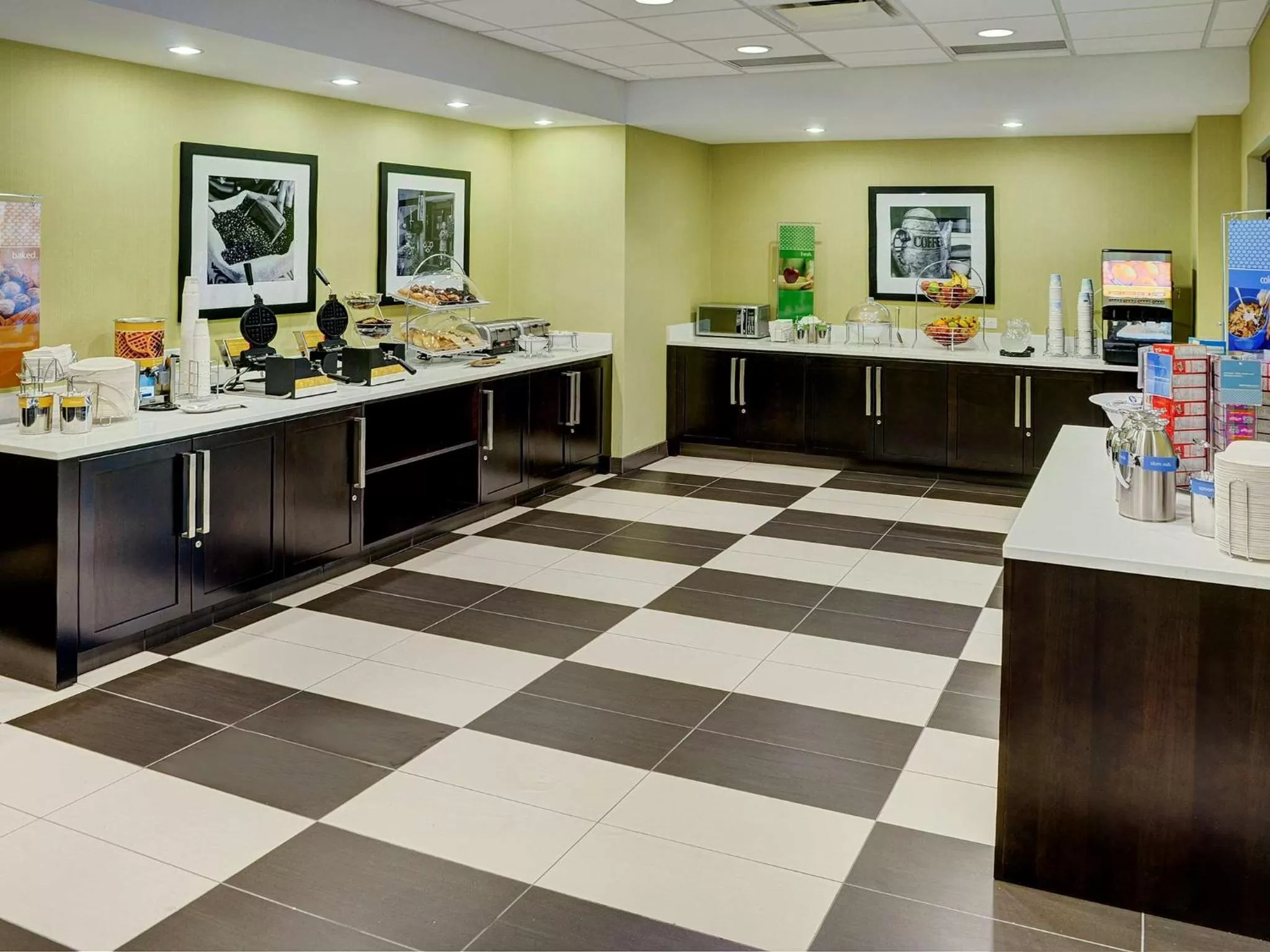 Dining area in Hampton Inn by Hilton Winnipeg