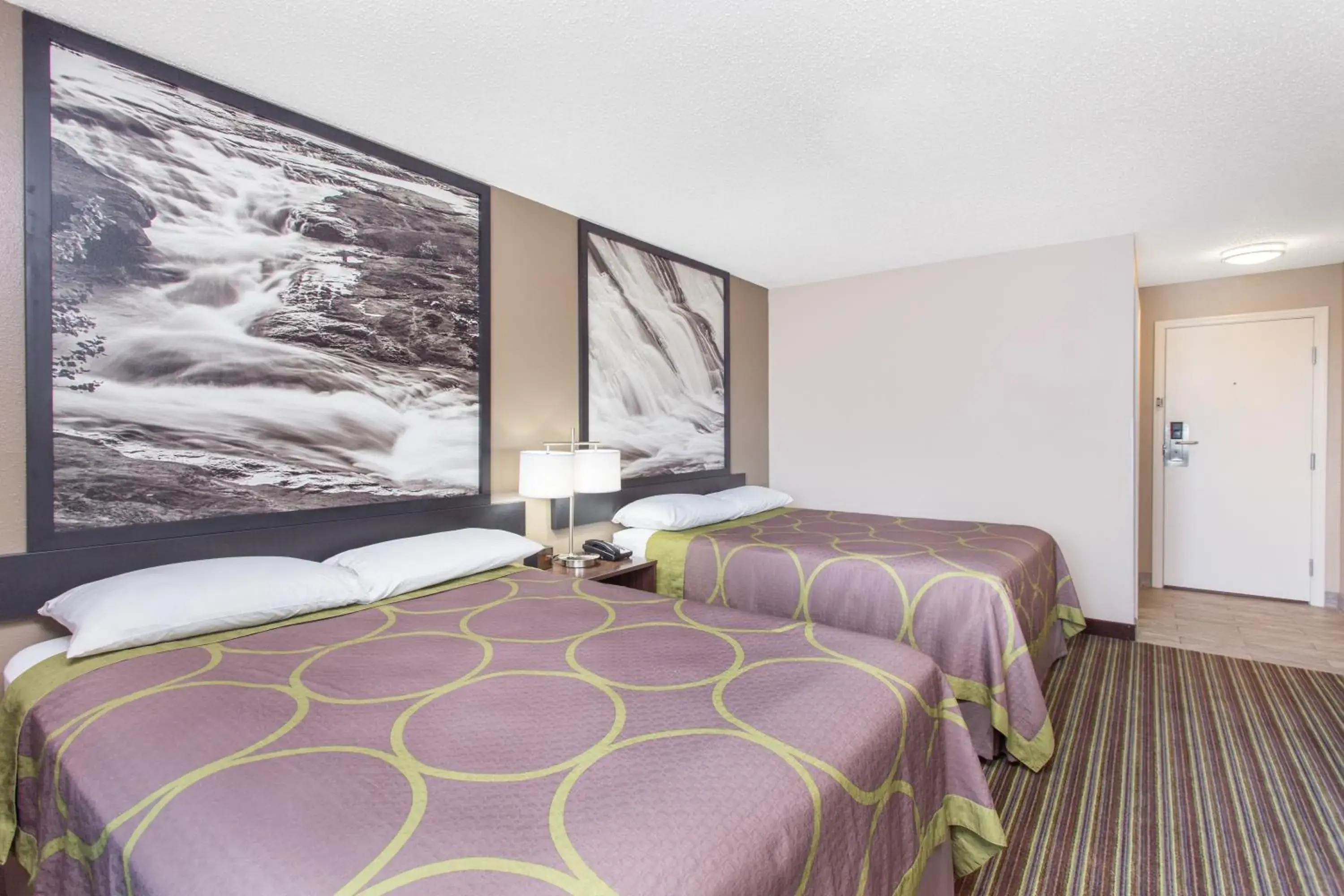 Photo of the whole room, Bed in Super 8 by Wyndham Columbus Airport