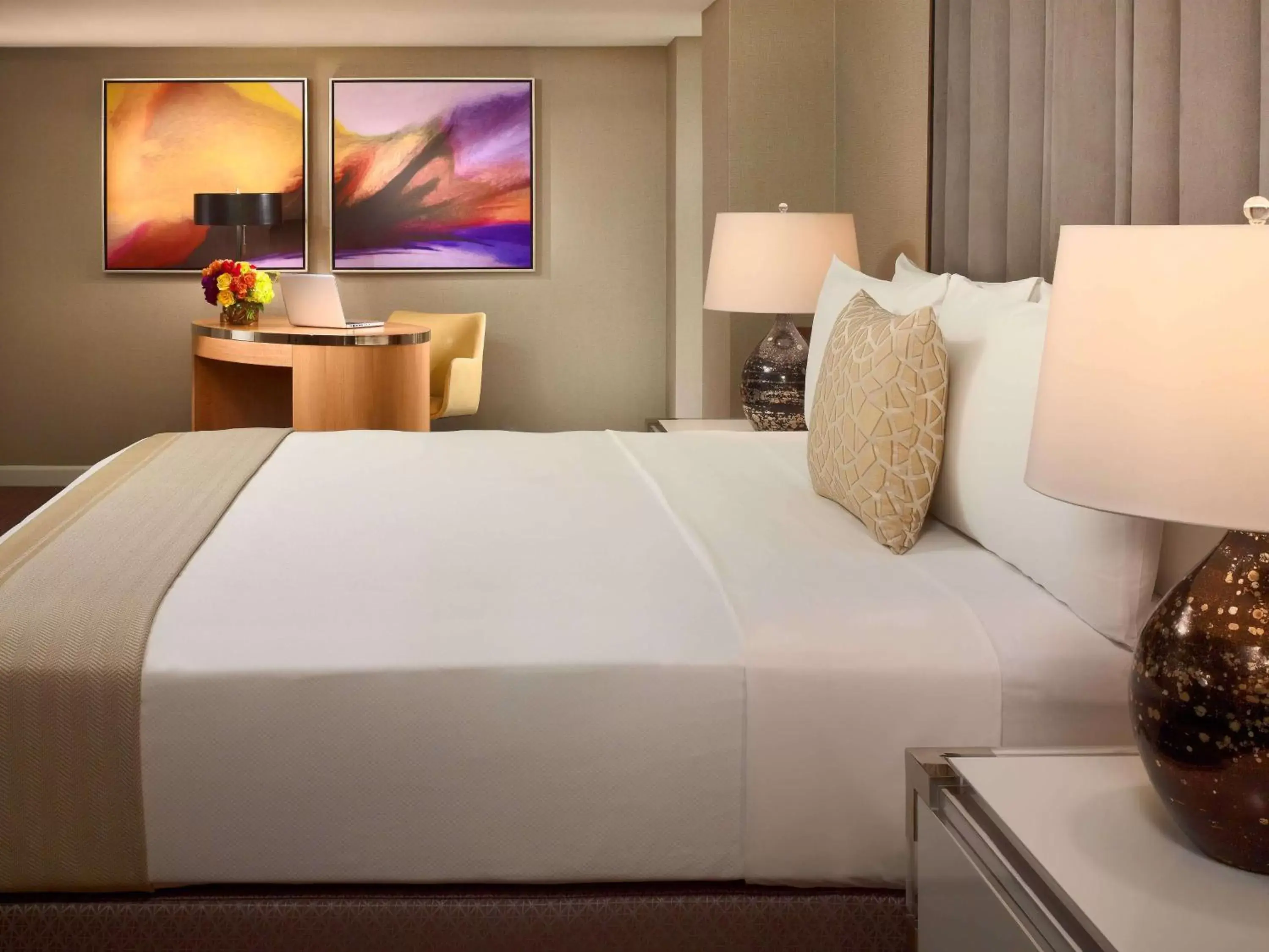 Photo of the whole room, Bed in The Royal Sonesta Houston Galleria