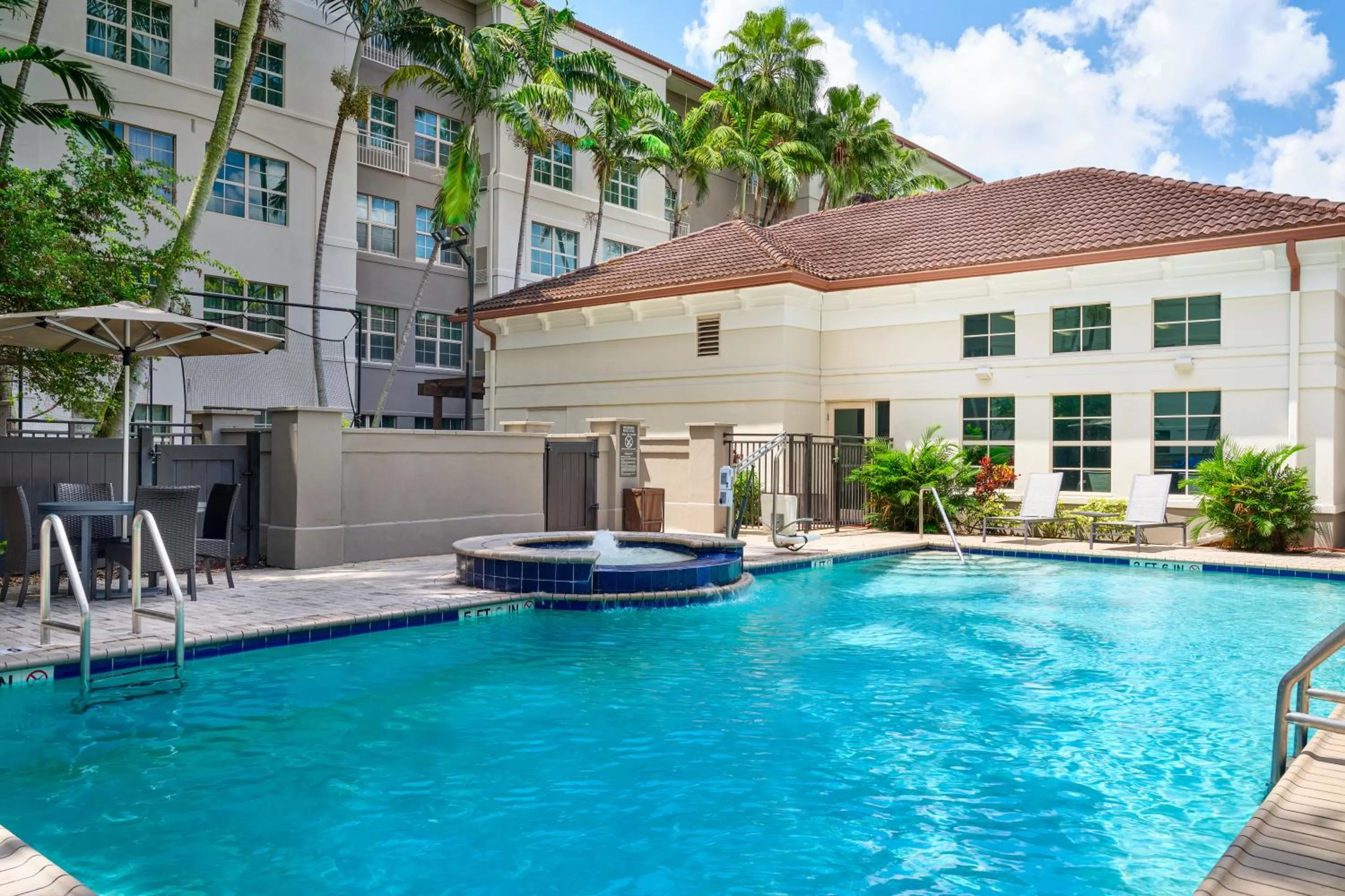 Swimming pool in Residence Inn Fort Lauderdale SW/Miramar