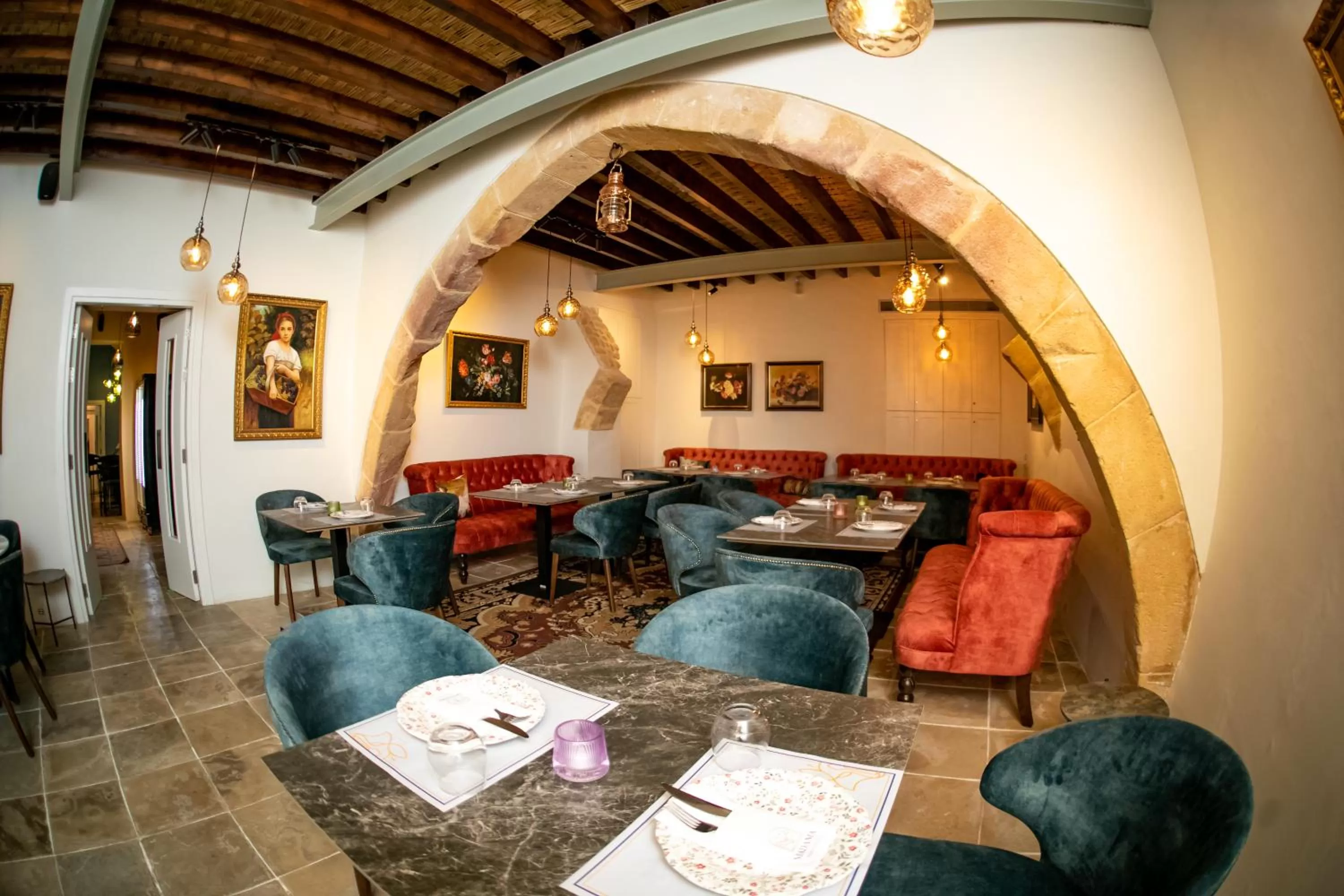 Restaurant/places to eat in Madama Residence