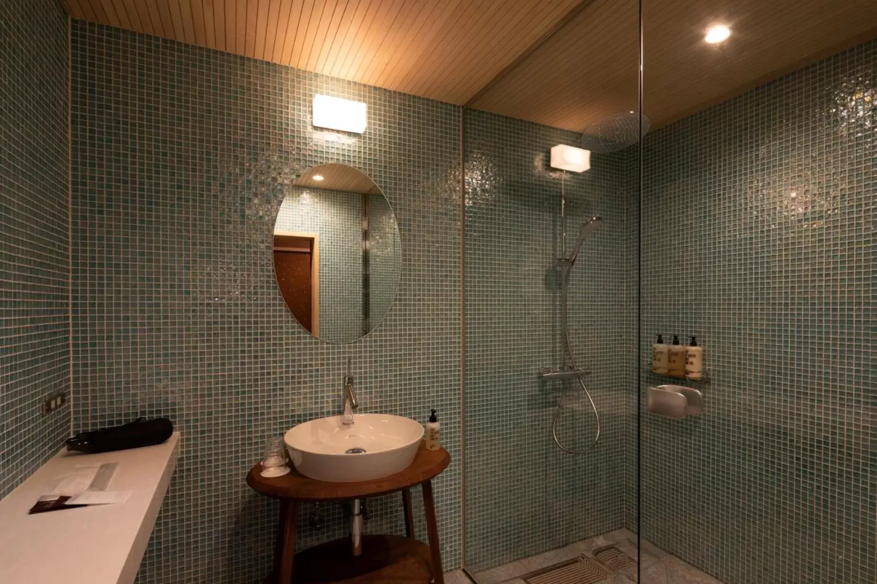 Shower, Bathroom in Hotel Koo Otsuhyakucho