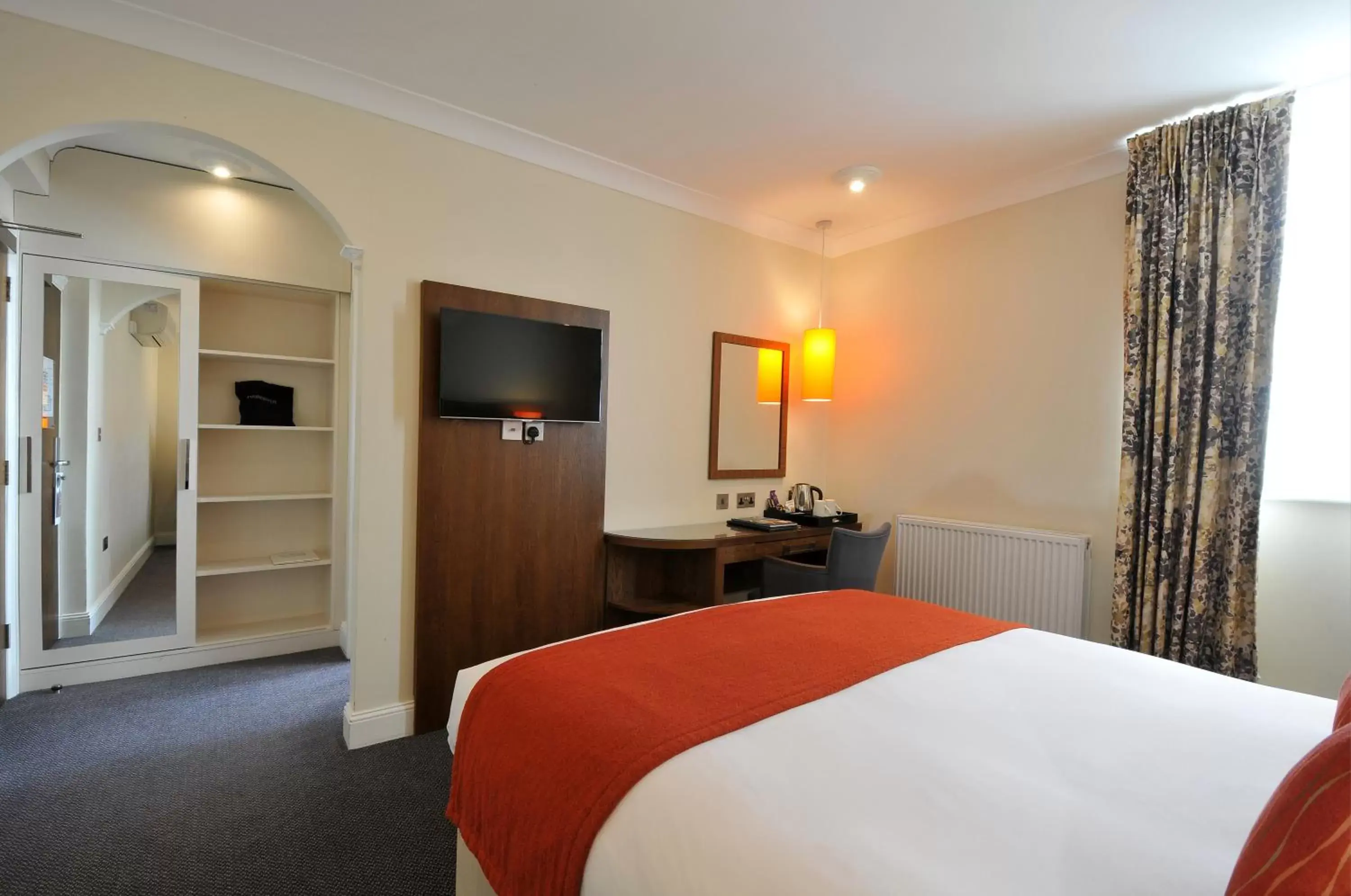 TV and multimedia, Room Photo in Bromley Court Hotel London