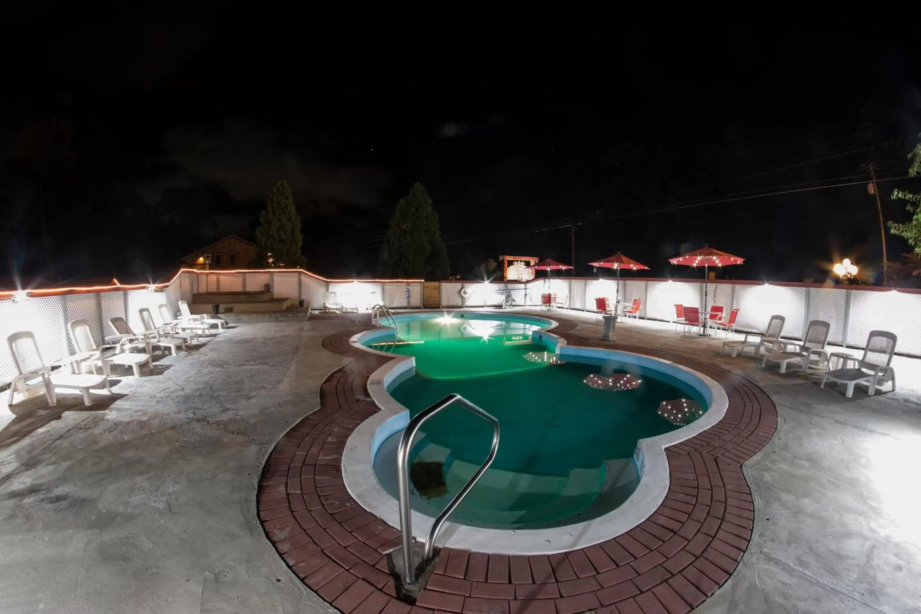 Swimming Pool in King Hendrick Motel and Suites