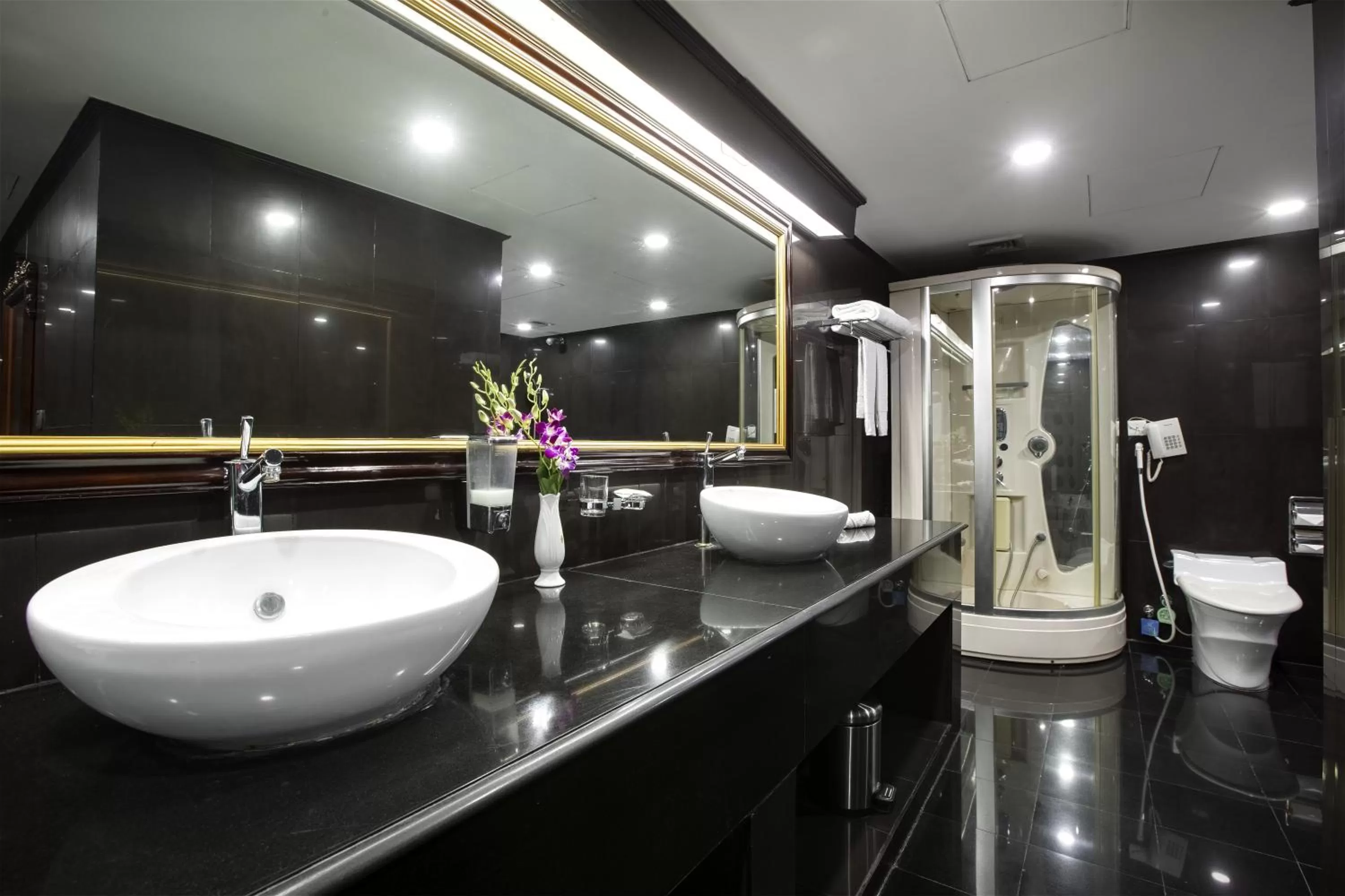 Shower in Hotel Sarina