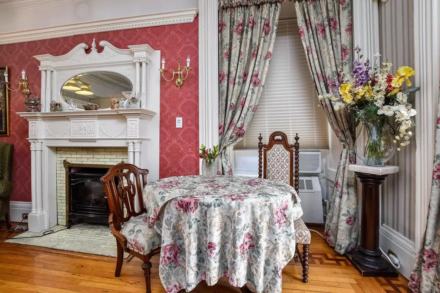 Dining Area in The Noble Waterfront Apartment Suites