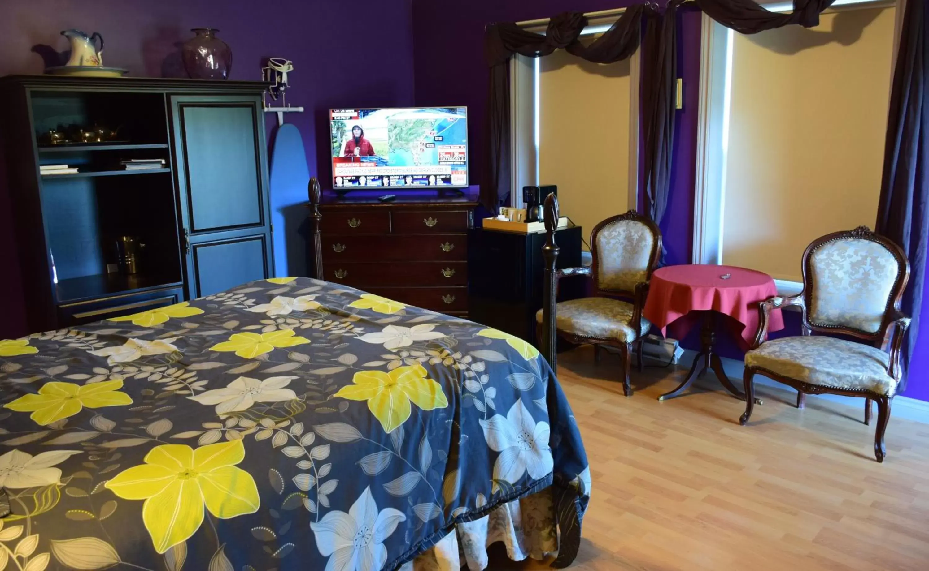 Photo of the whole room, TV/Entertainment Center in Auberge Wild Rose Inn