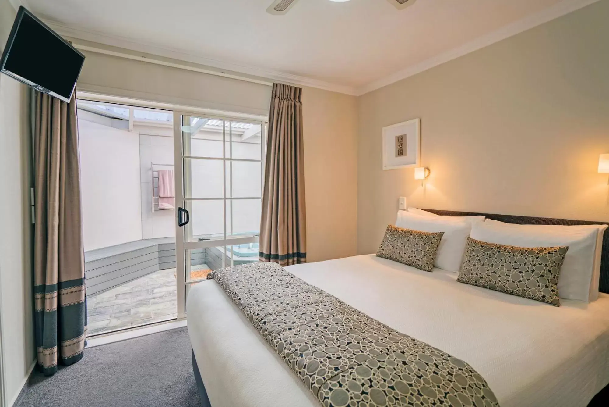 Bed in Silver Fern Rotorua Suites & Spa