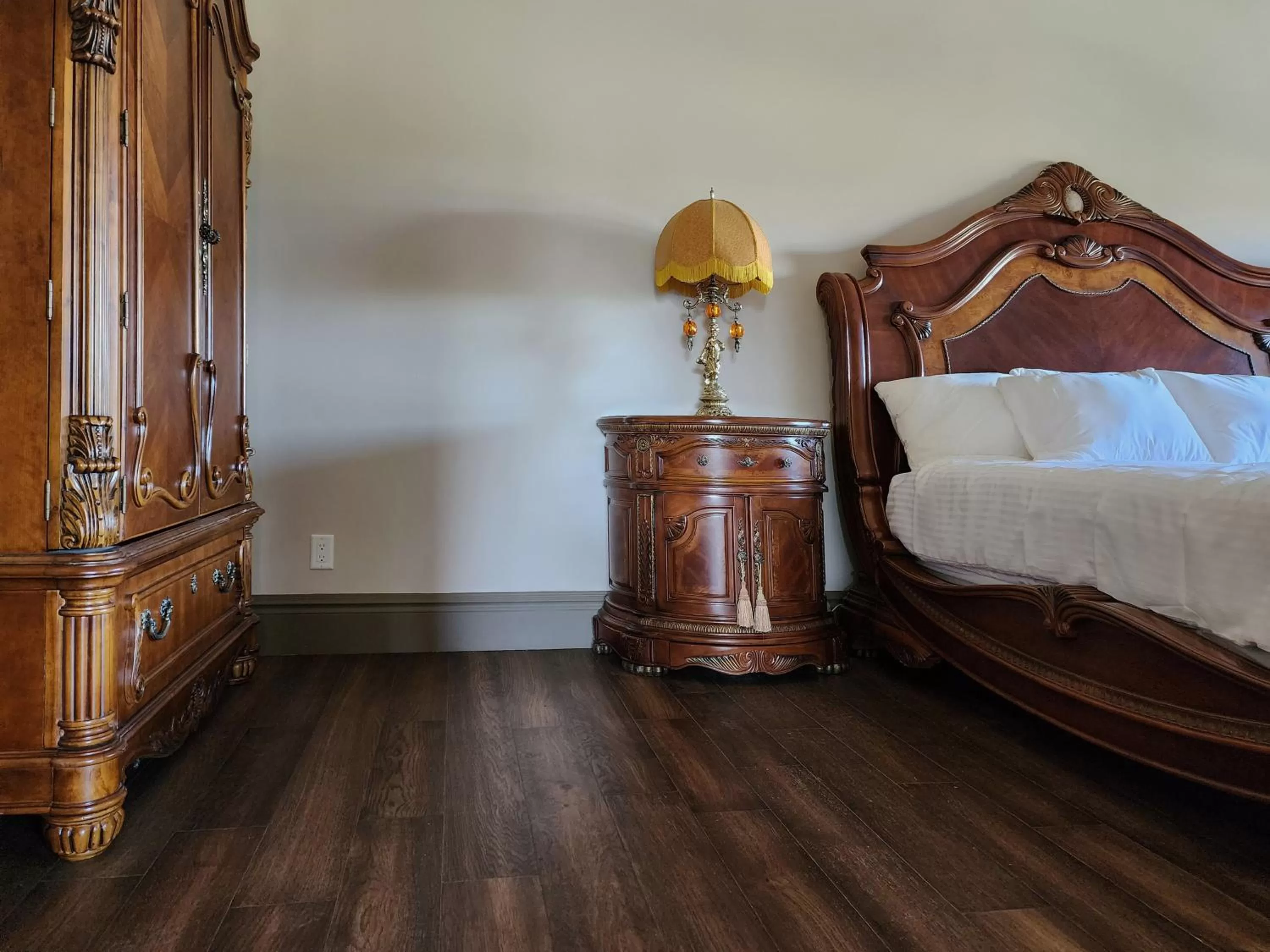 Bed in Niagara Grandview Boutique Hotel