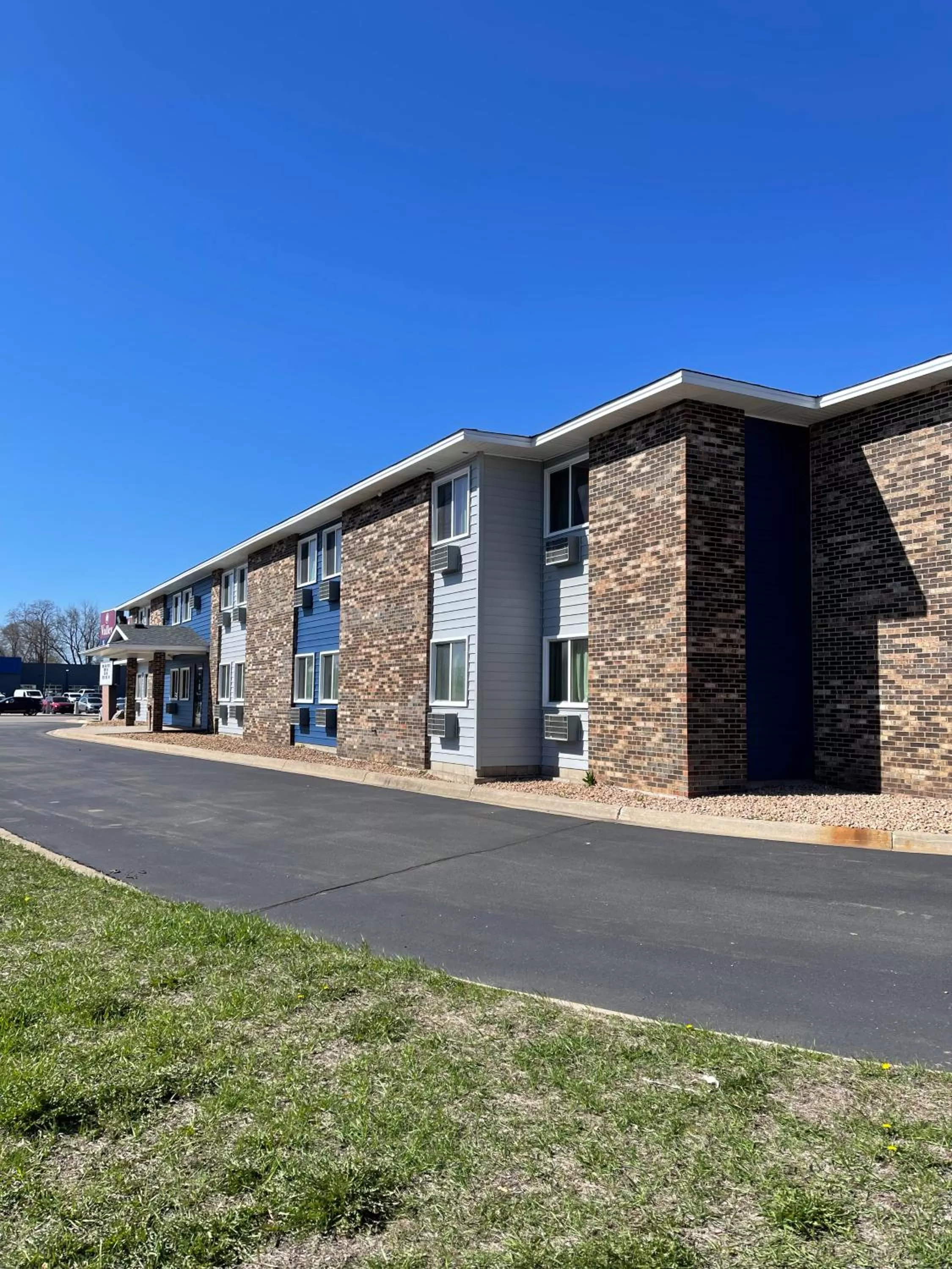 Property building in Valley Inn Shakopee