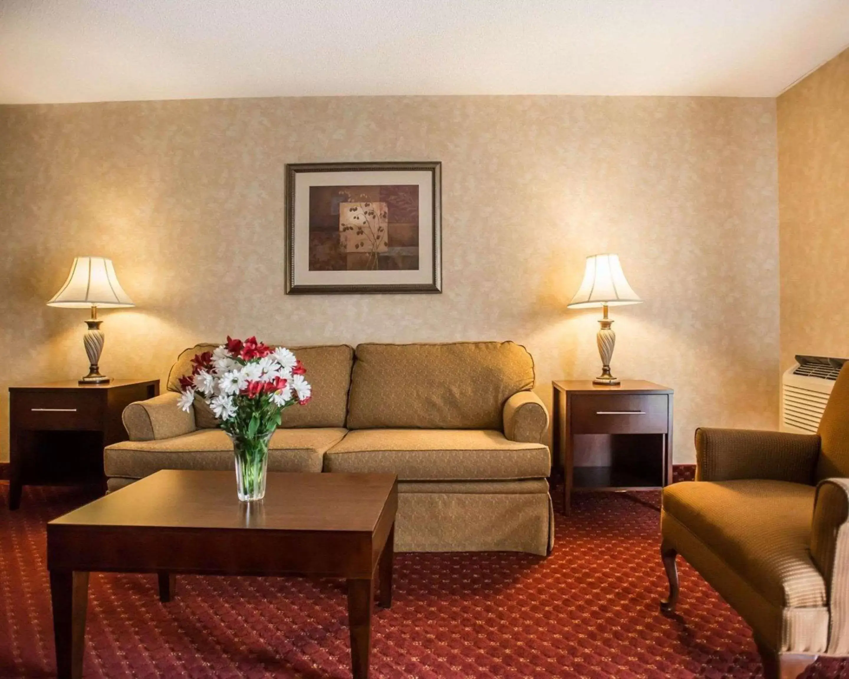 Photo of the whole room, Seating Area in Comfort Inn Pocono Lakes Region