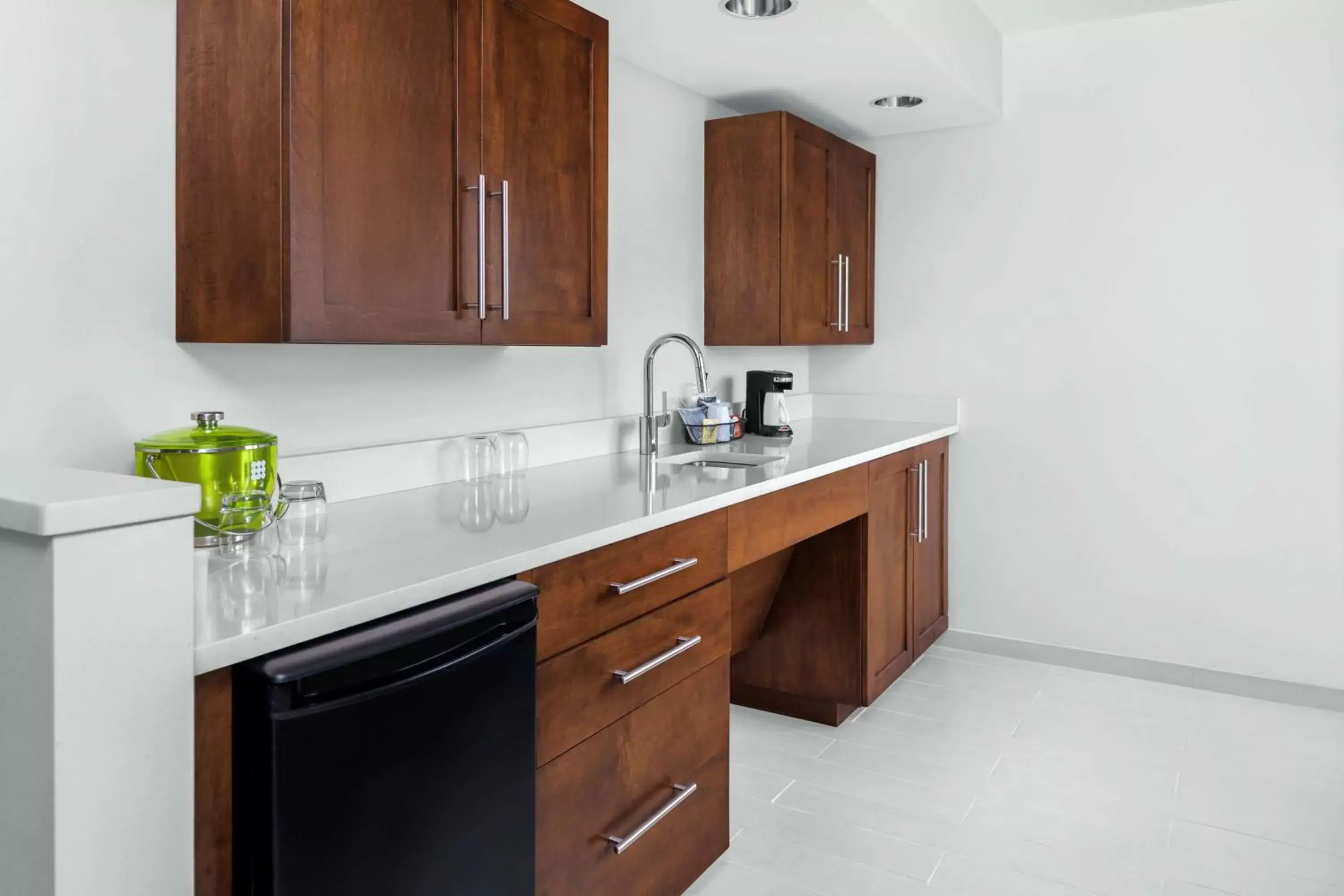 Photo of the whole room, Kitchen/Kitchenette in Hyatt Place Athens/Downtown