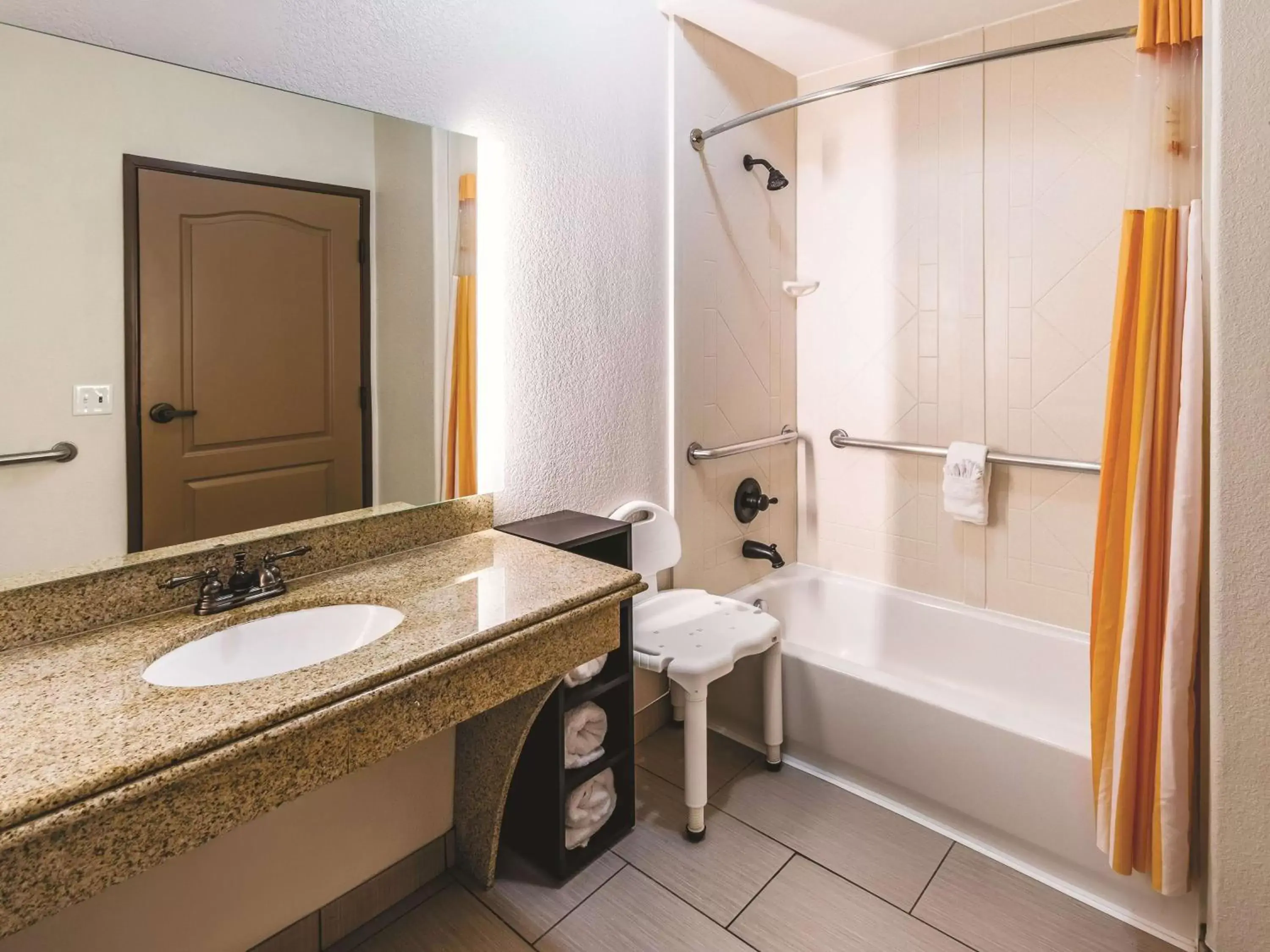 Photo of the whole room, Bathroom in La Quinta by Wyndham Dallas Grand Prairie South