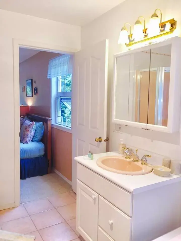 Bathroom in Seafarers Bed & Breakfast